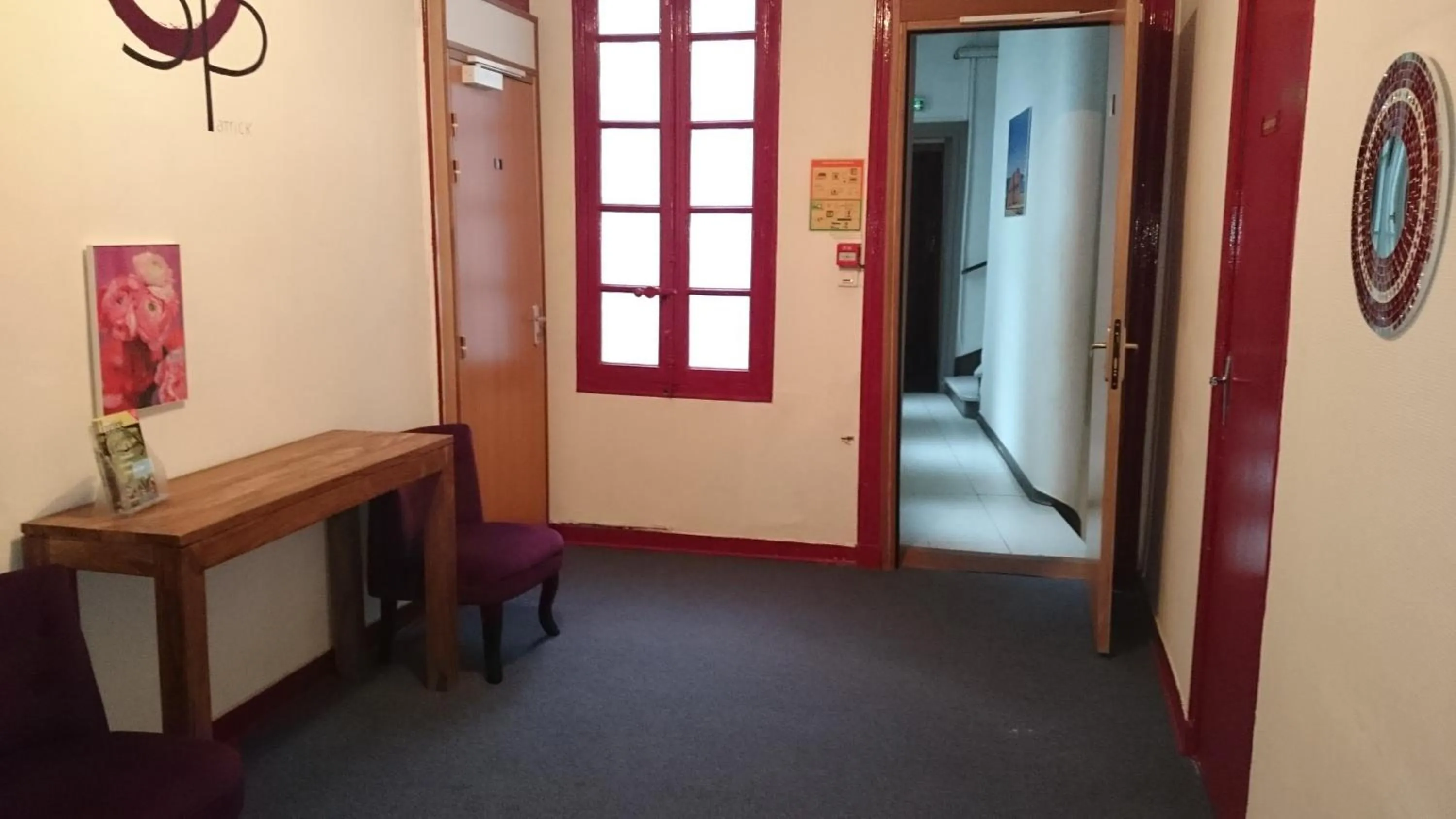 Lobby or reception in Hôtel Saint-Patrick Cœur de NANTES