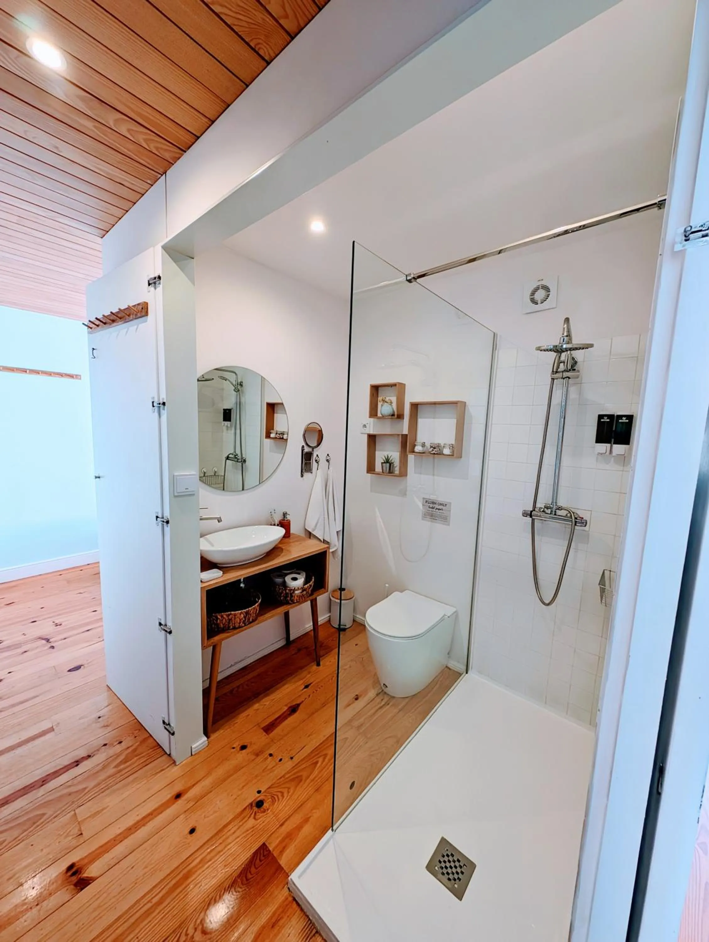 Toilet in Look At Me - Serviced Lofts & Studios