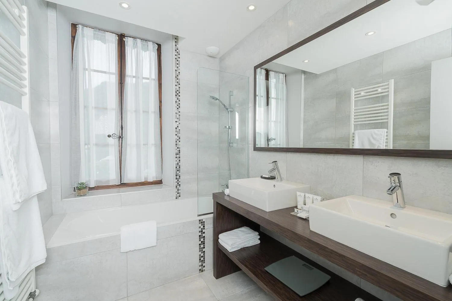 Shower in Hotel Le Cottage Bise