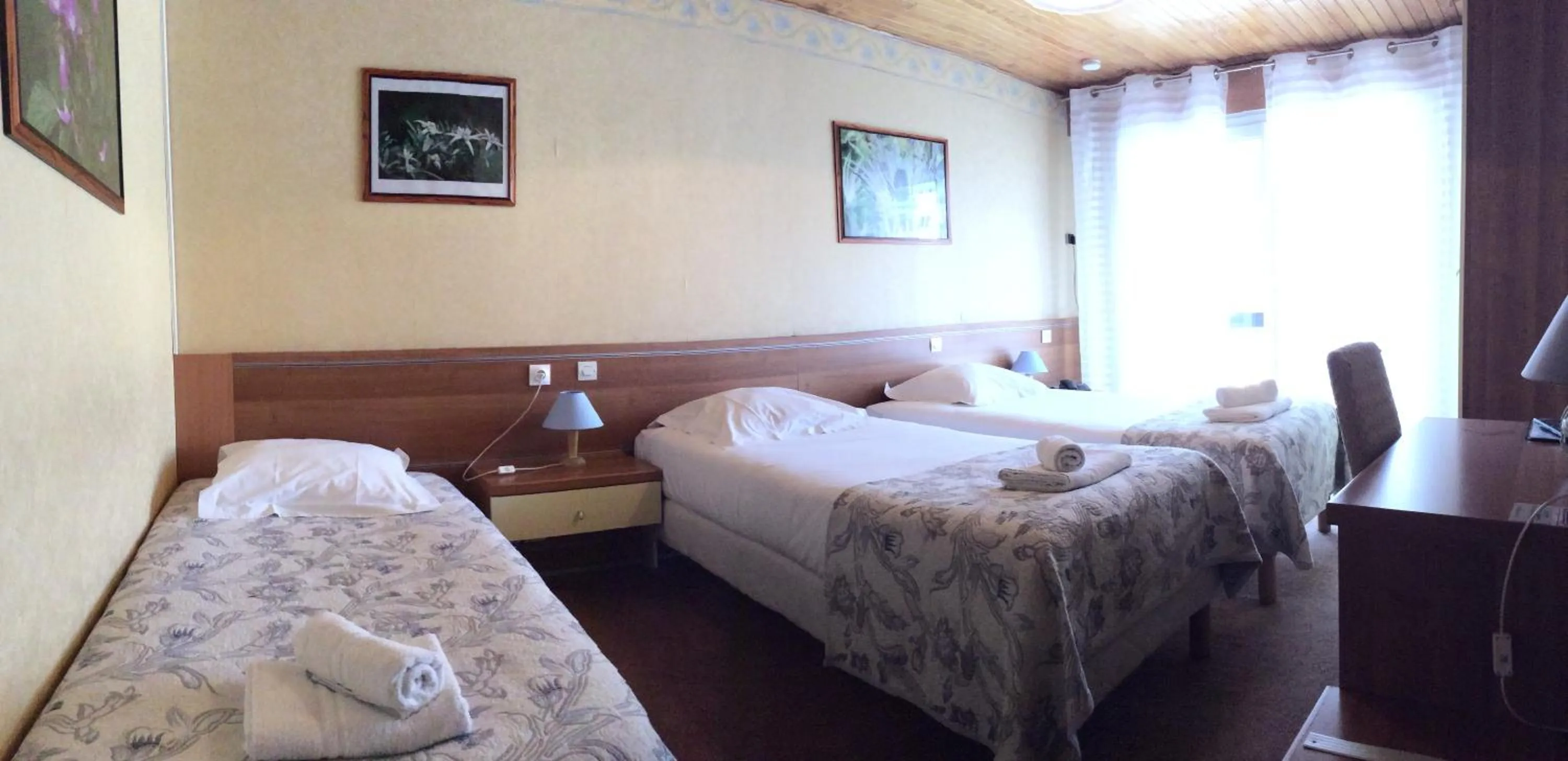 Bedroom, Bed in Hôtel Cristol