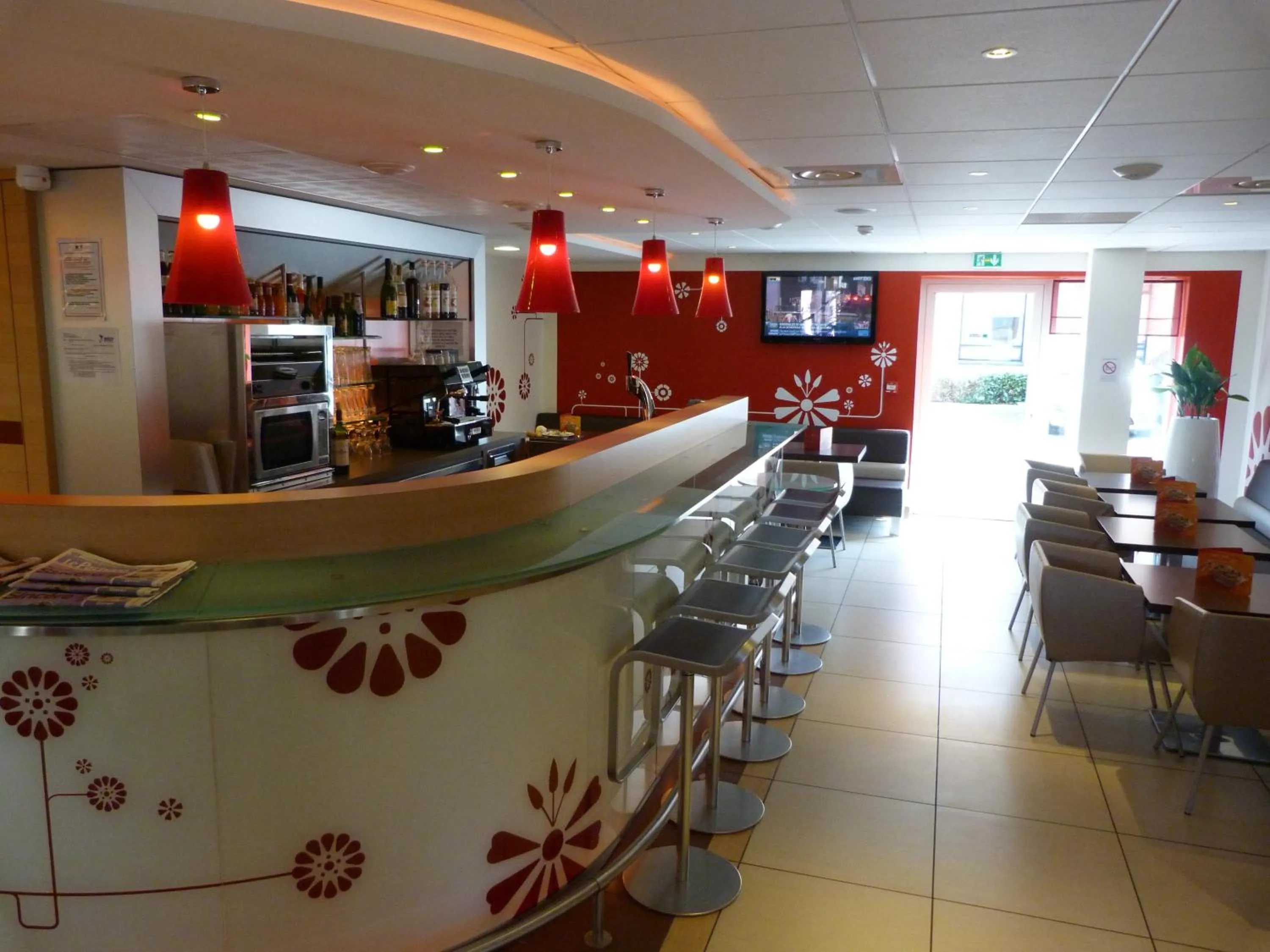 Lounge or bar in ibis Massy