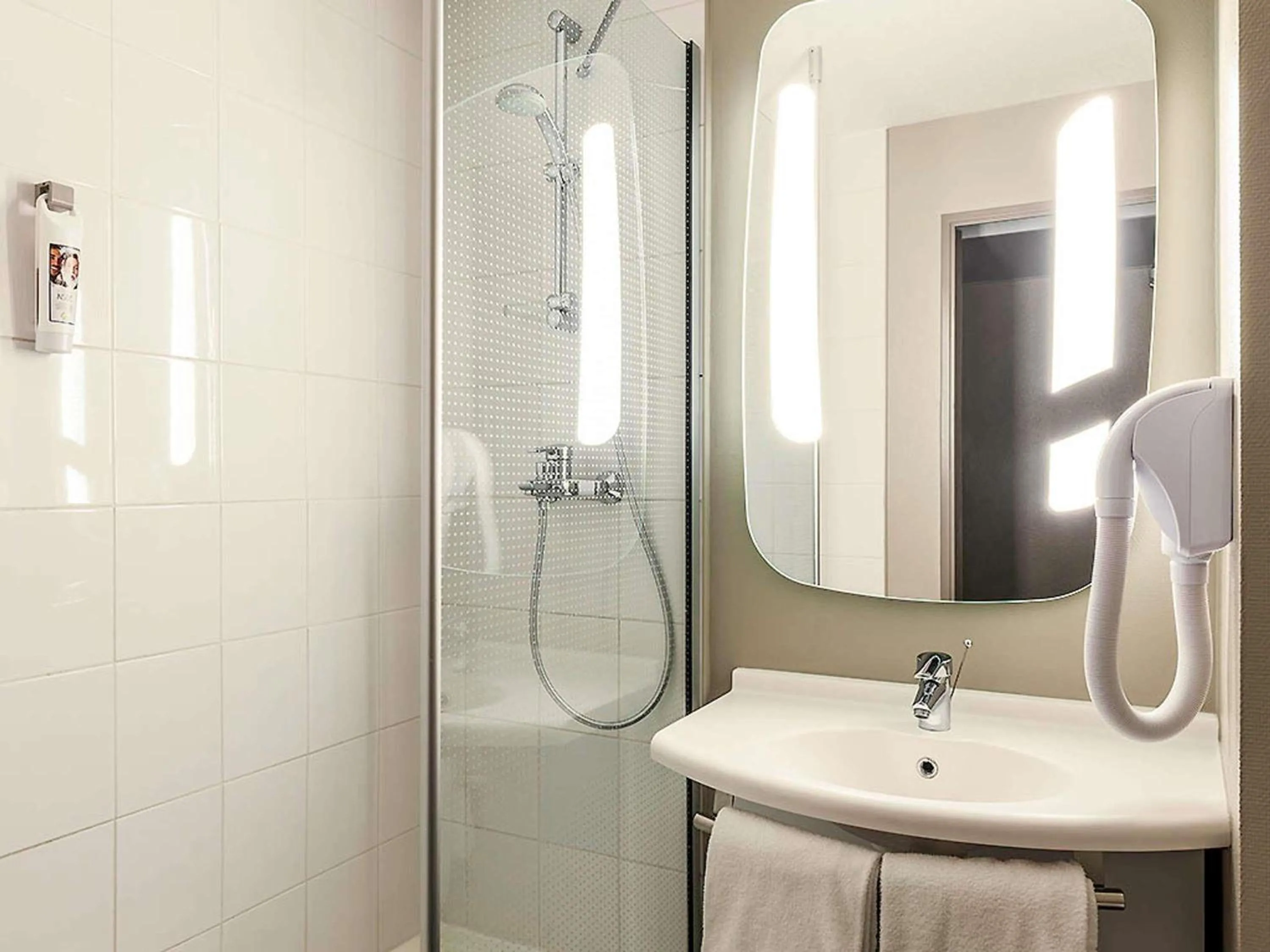 Bedroom in ibis Massy