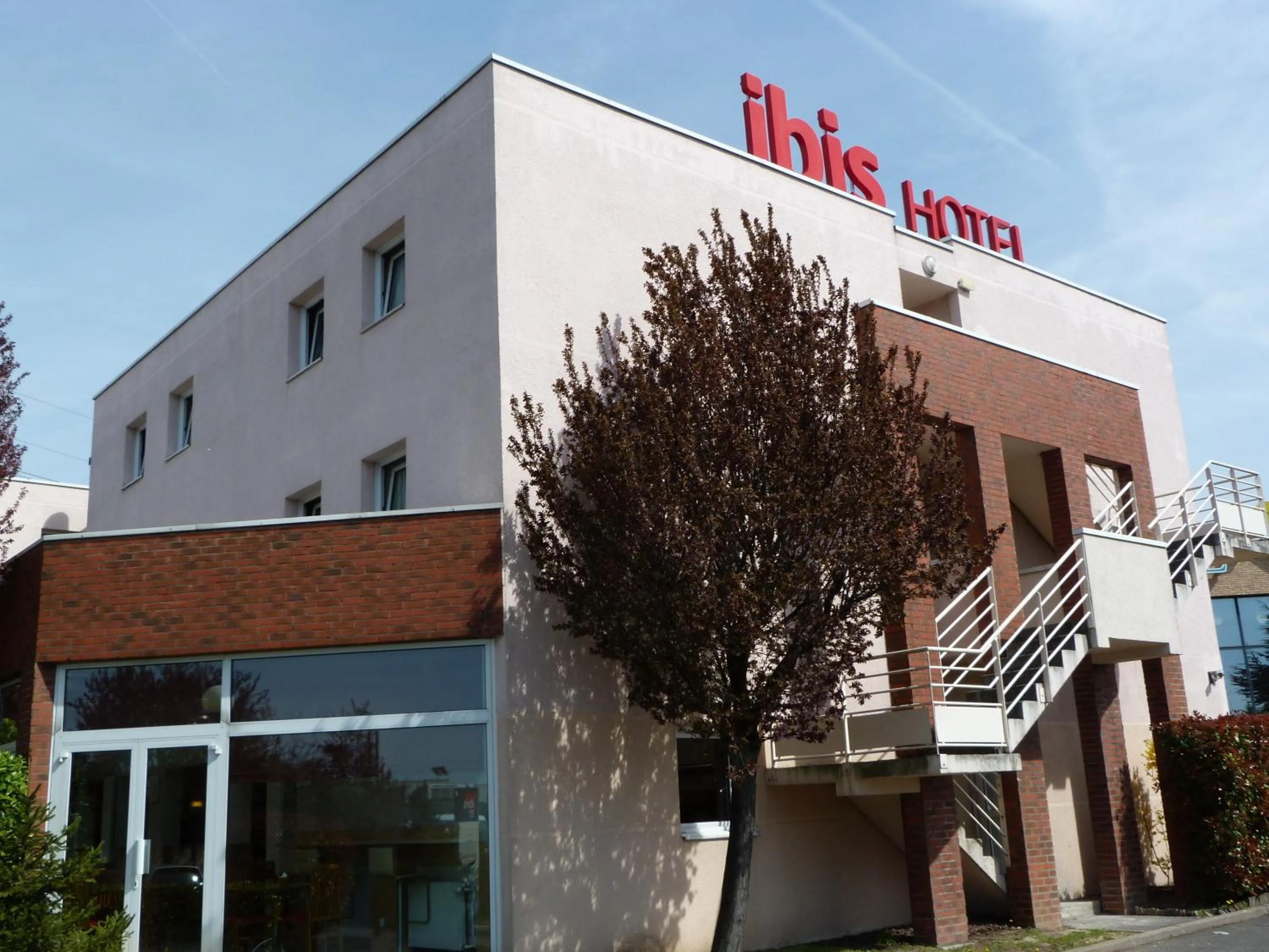 Property building in ibis Massy