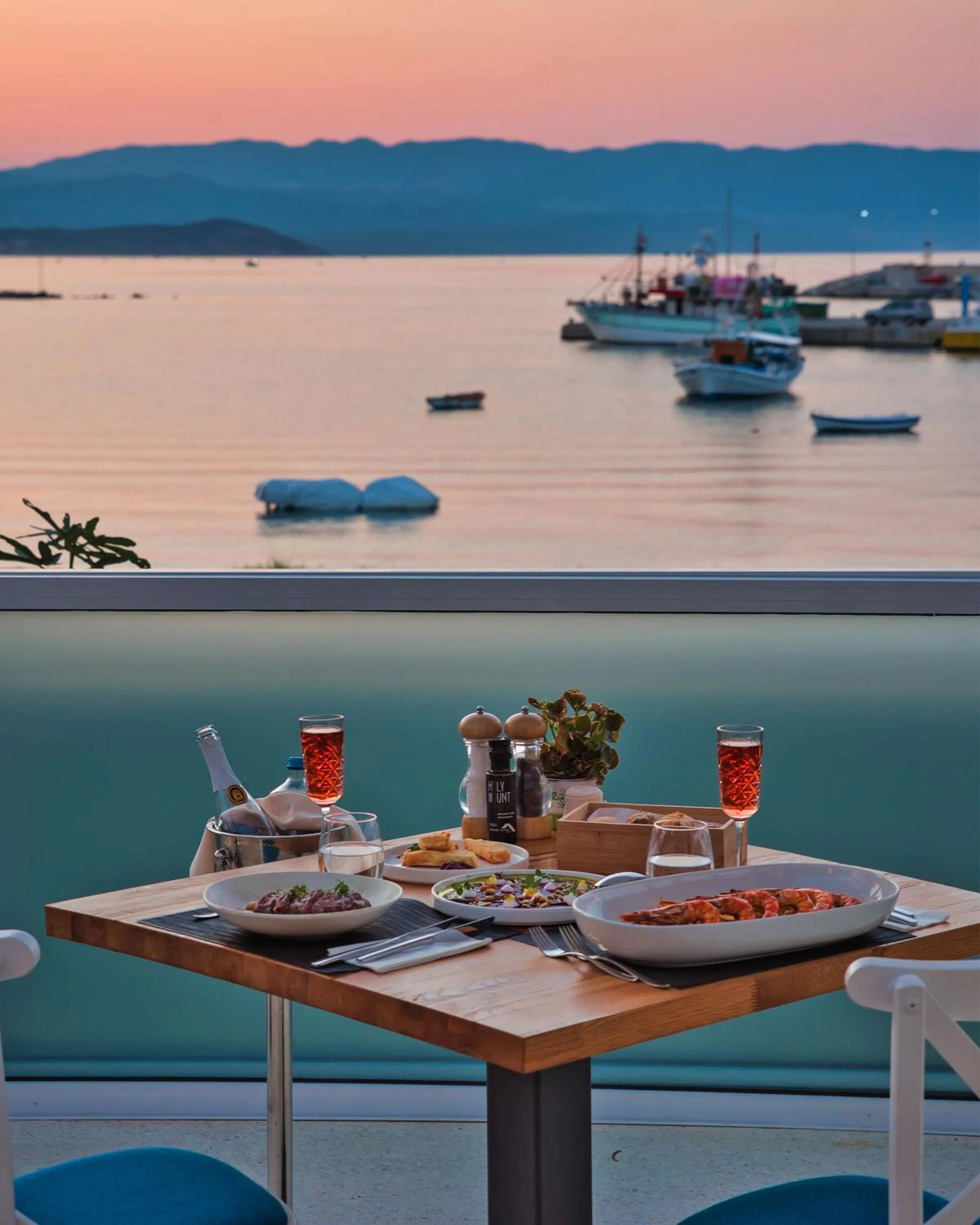 Restaurant/places to eat in Mount Athos Resort