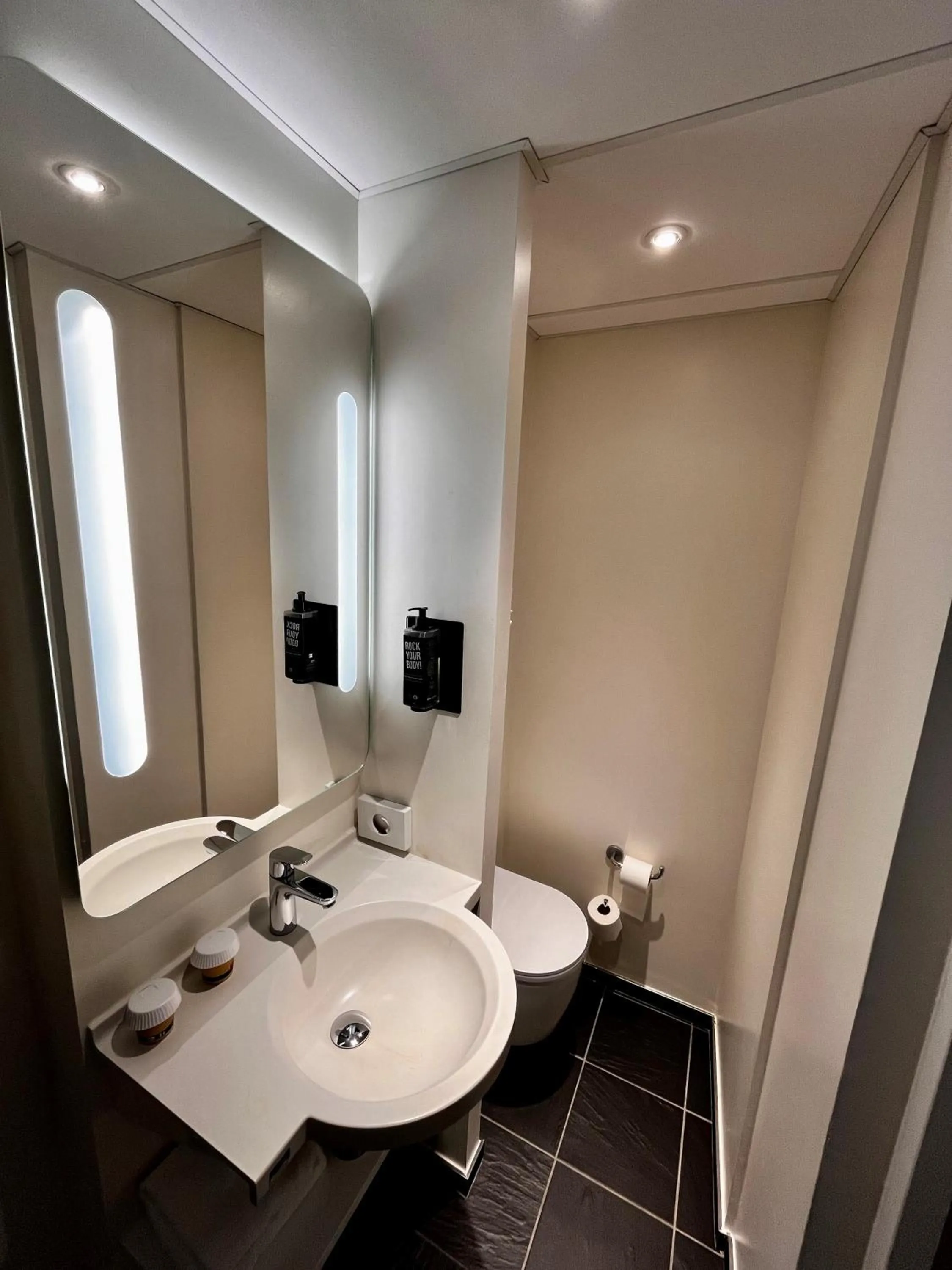 Bathroom in ibis Besançon Centre Ville