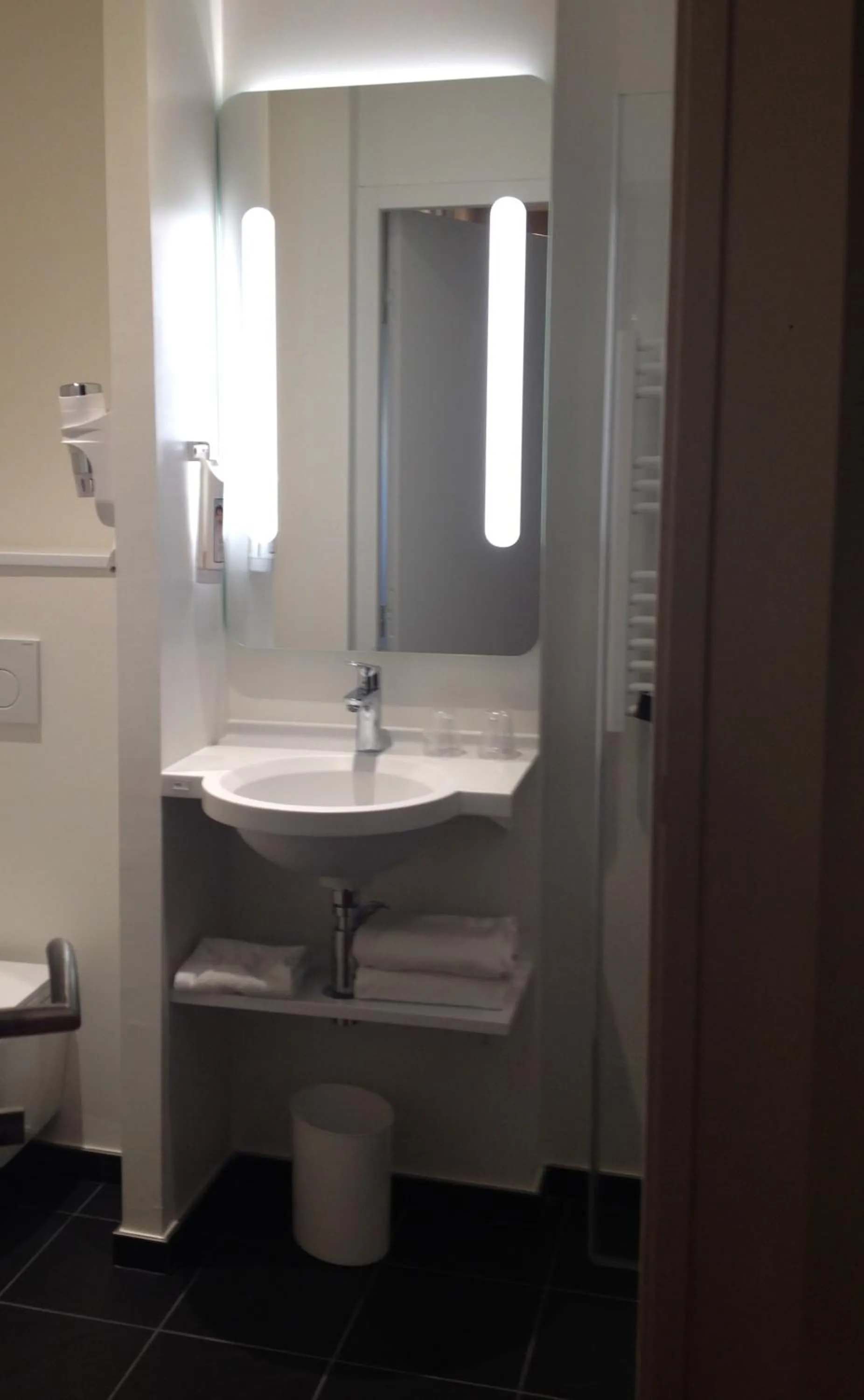 Bathroom in ibis Besançon Centre Ville