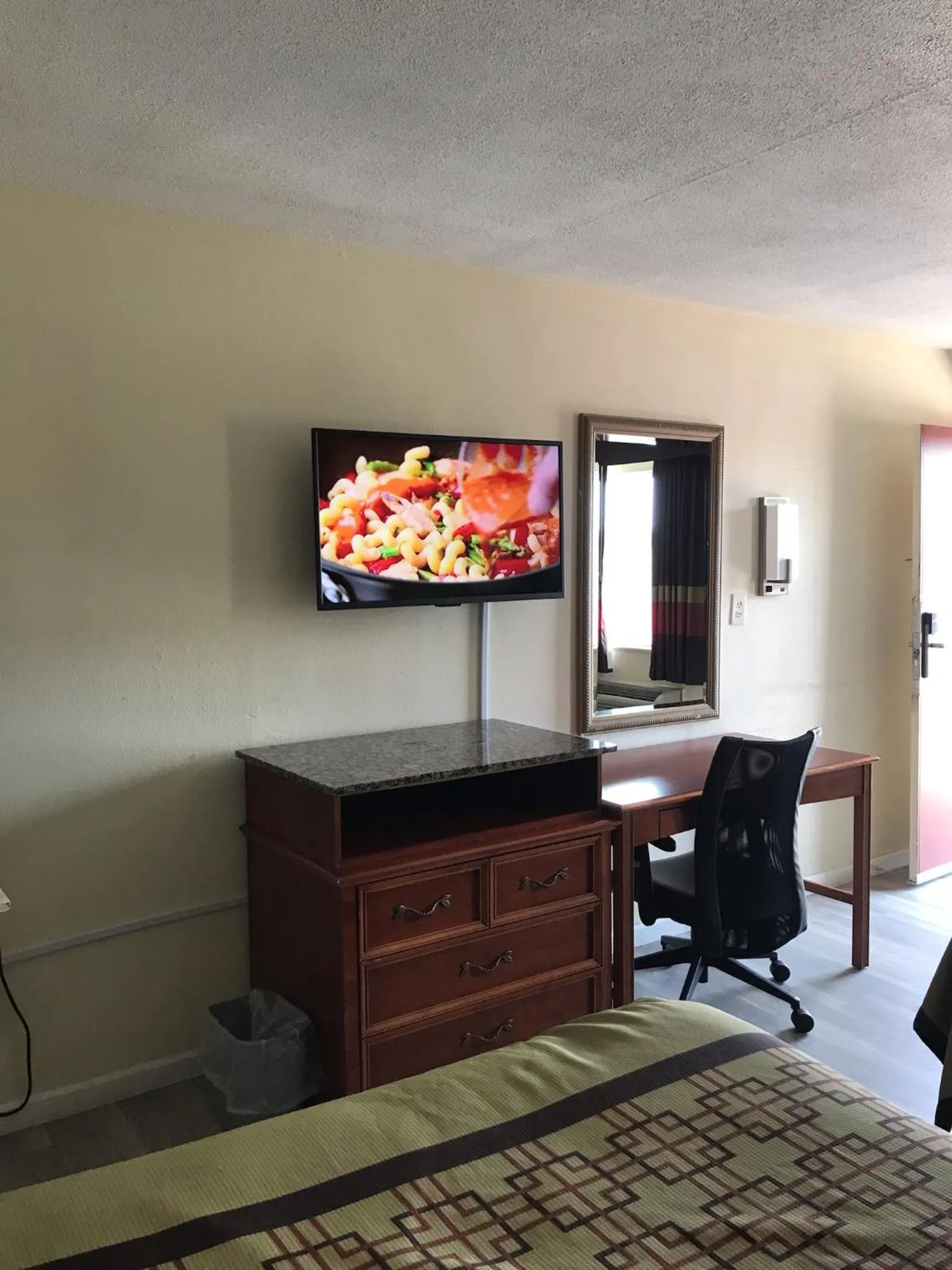 Standard King Room - single occupancy in Big Spring Inn Madisonville