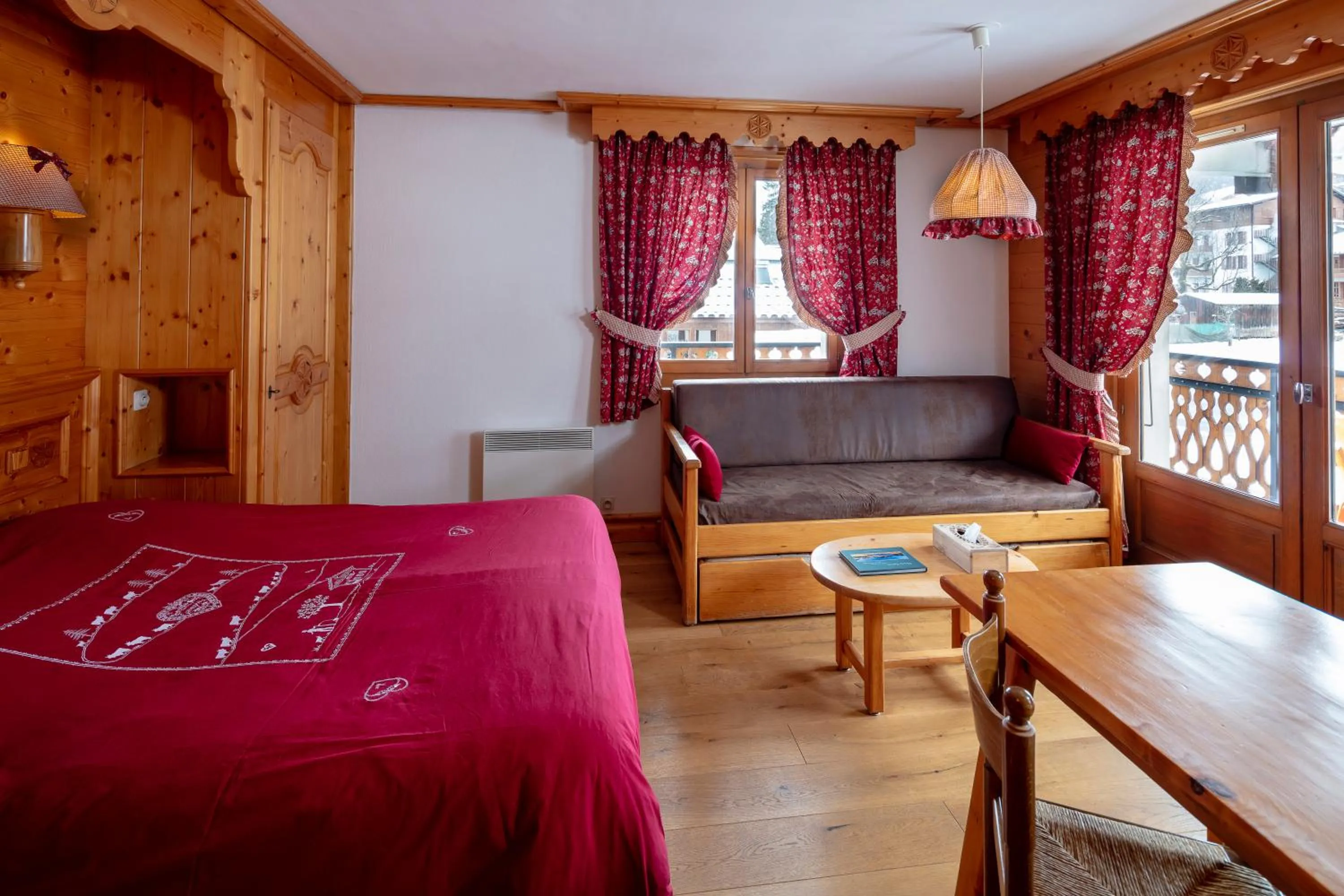 Photo of the whole room, Bed in Chalet-Hôtel Neige et Roc, The Originals Relais