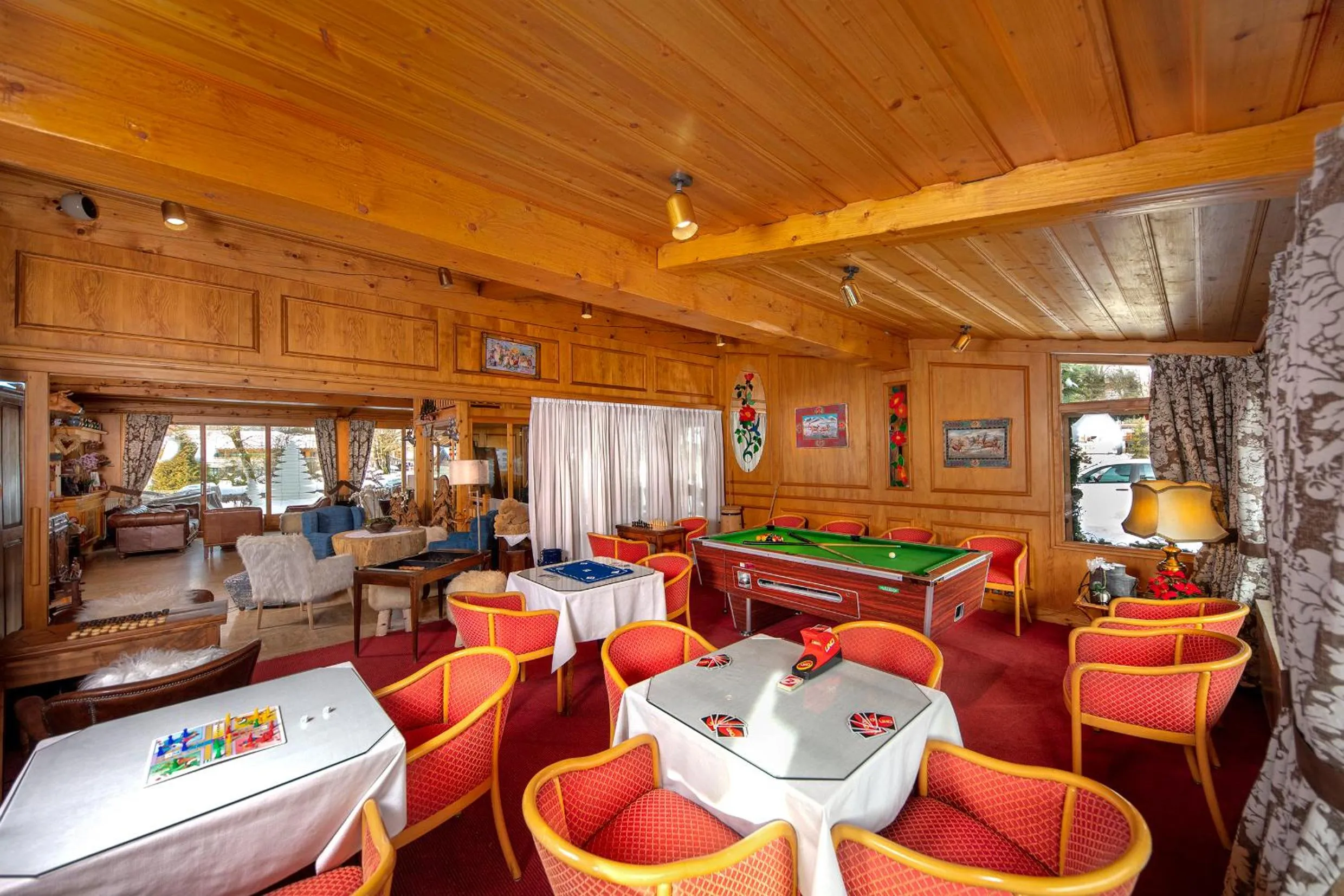 Billiard in Chalet-Hôtel Neige et Roc, The Originals Relais