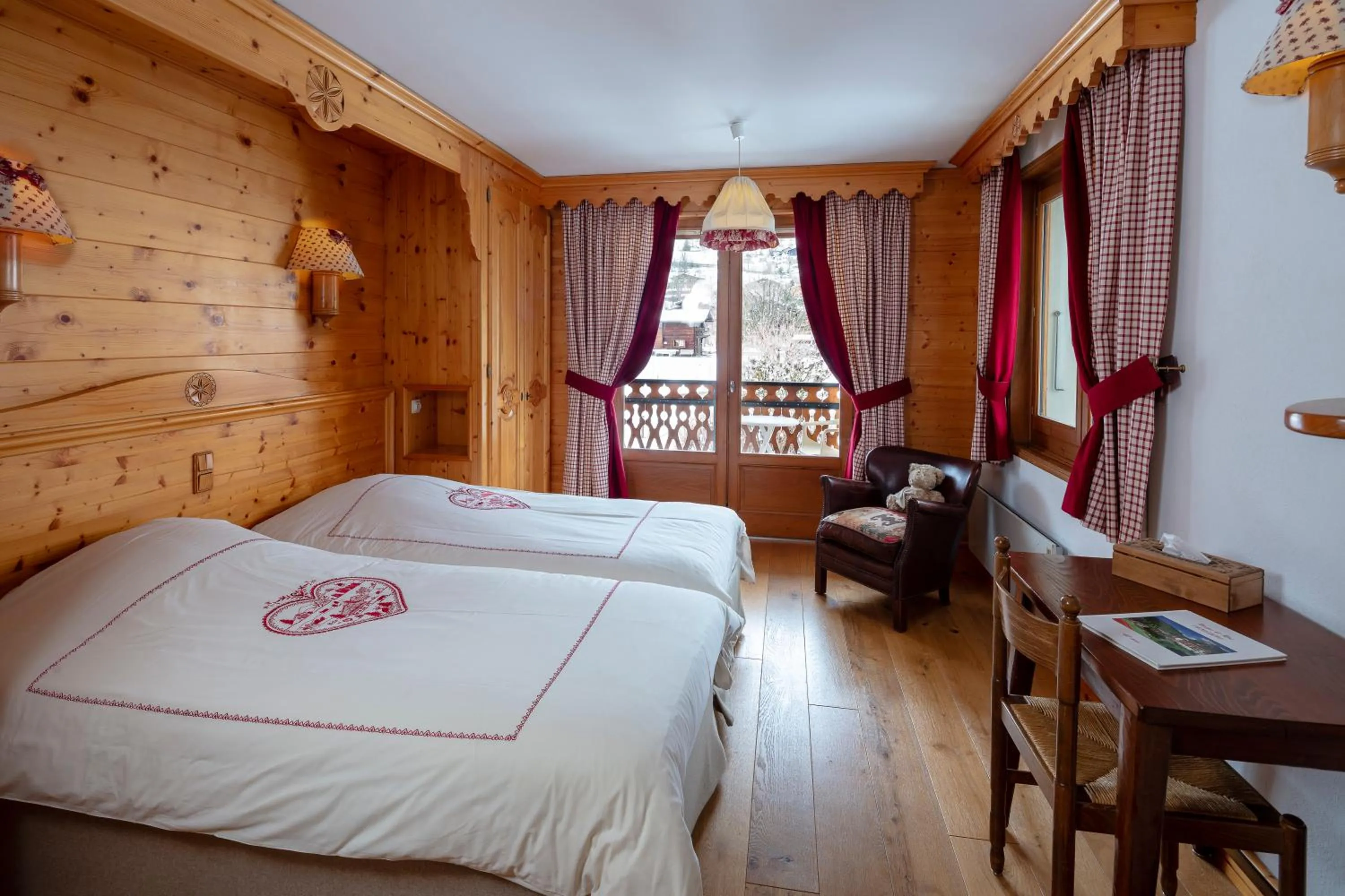 Photo of the whole room, Bed in Chalet-Hôtel Neige et Roc, The Originals Relais