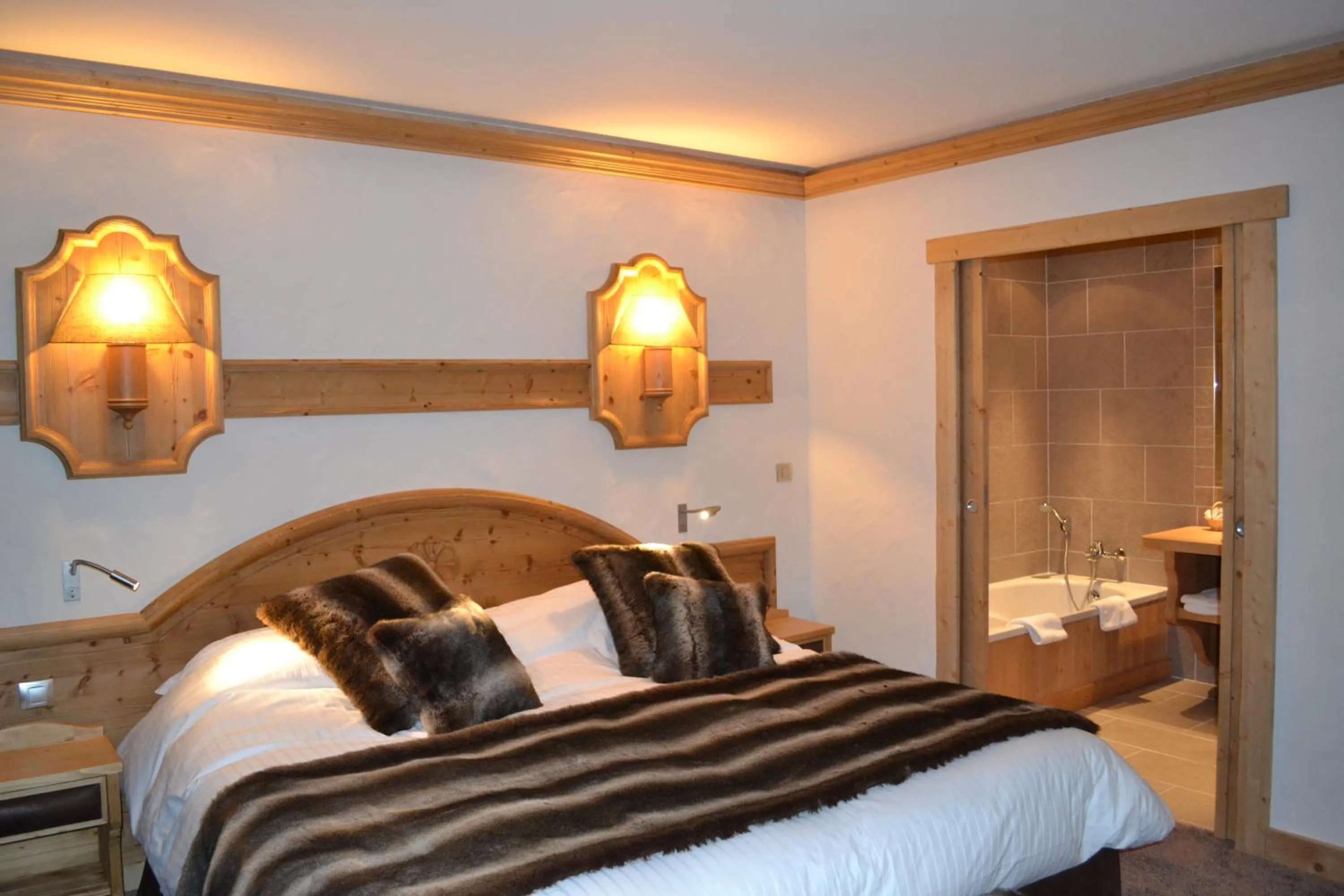 Bedroom, Bed in Chalet-Hôtel Neige et Roc, The Originals Relais