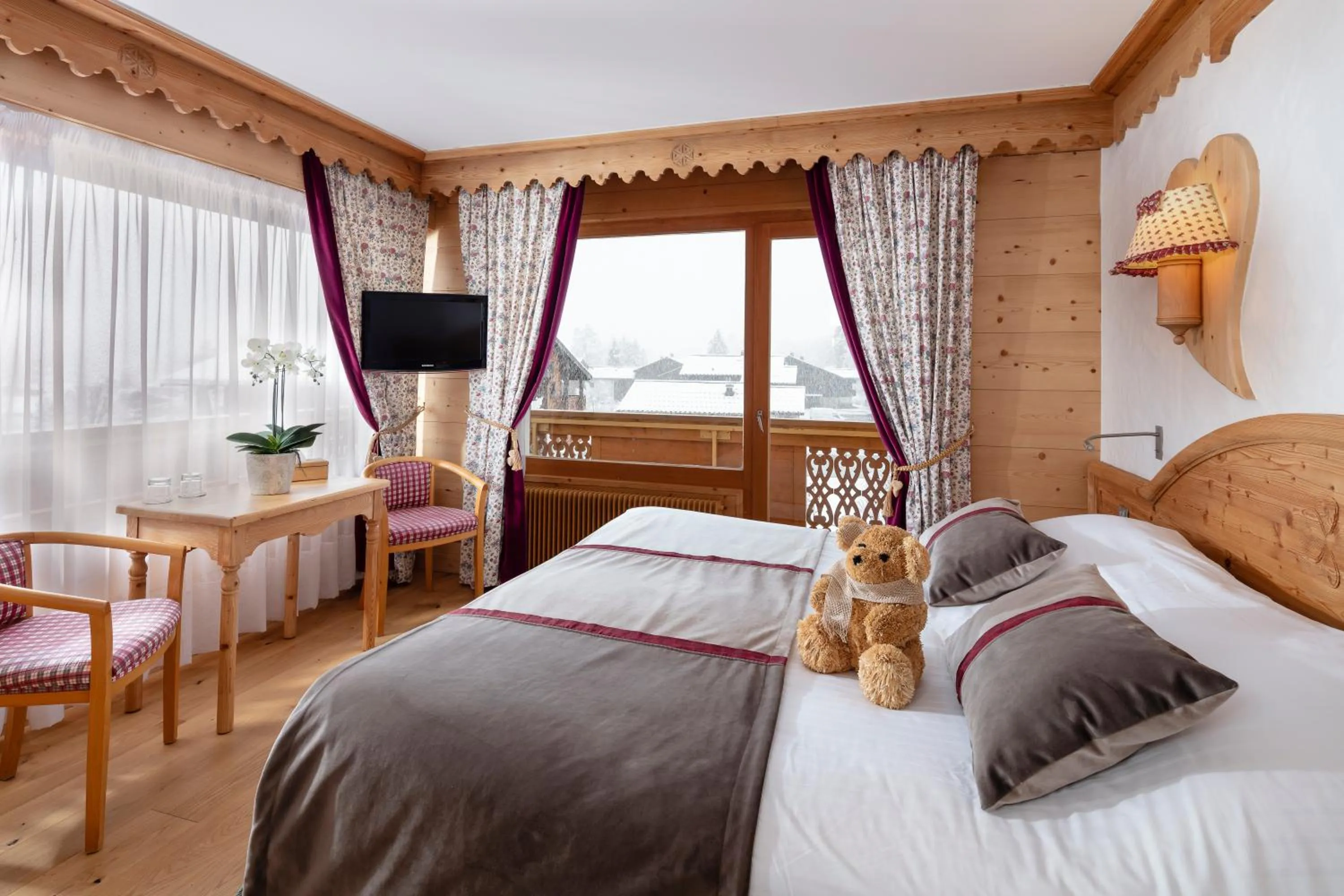 Photo of the whole room, Bed in Chalet-Hôtel Neige et Roc, The Originals Relais