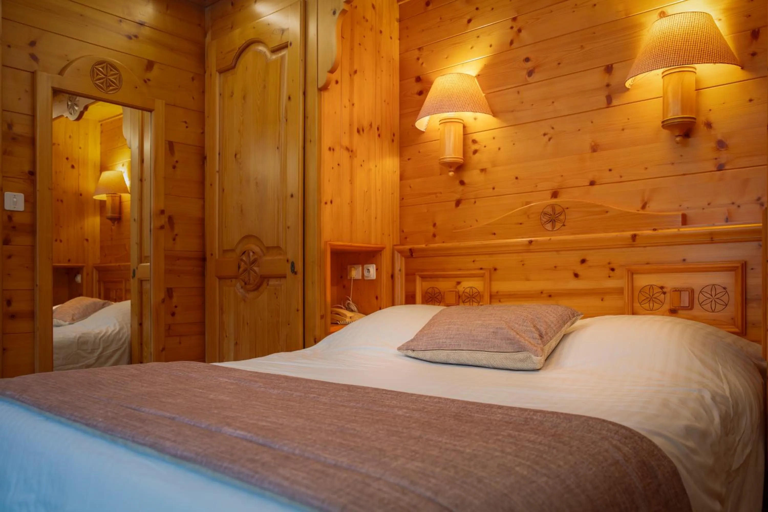 Bed in Chalet-Hôtel Neige et Roc, The Originals Relais