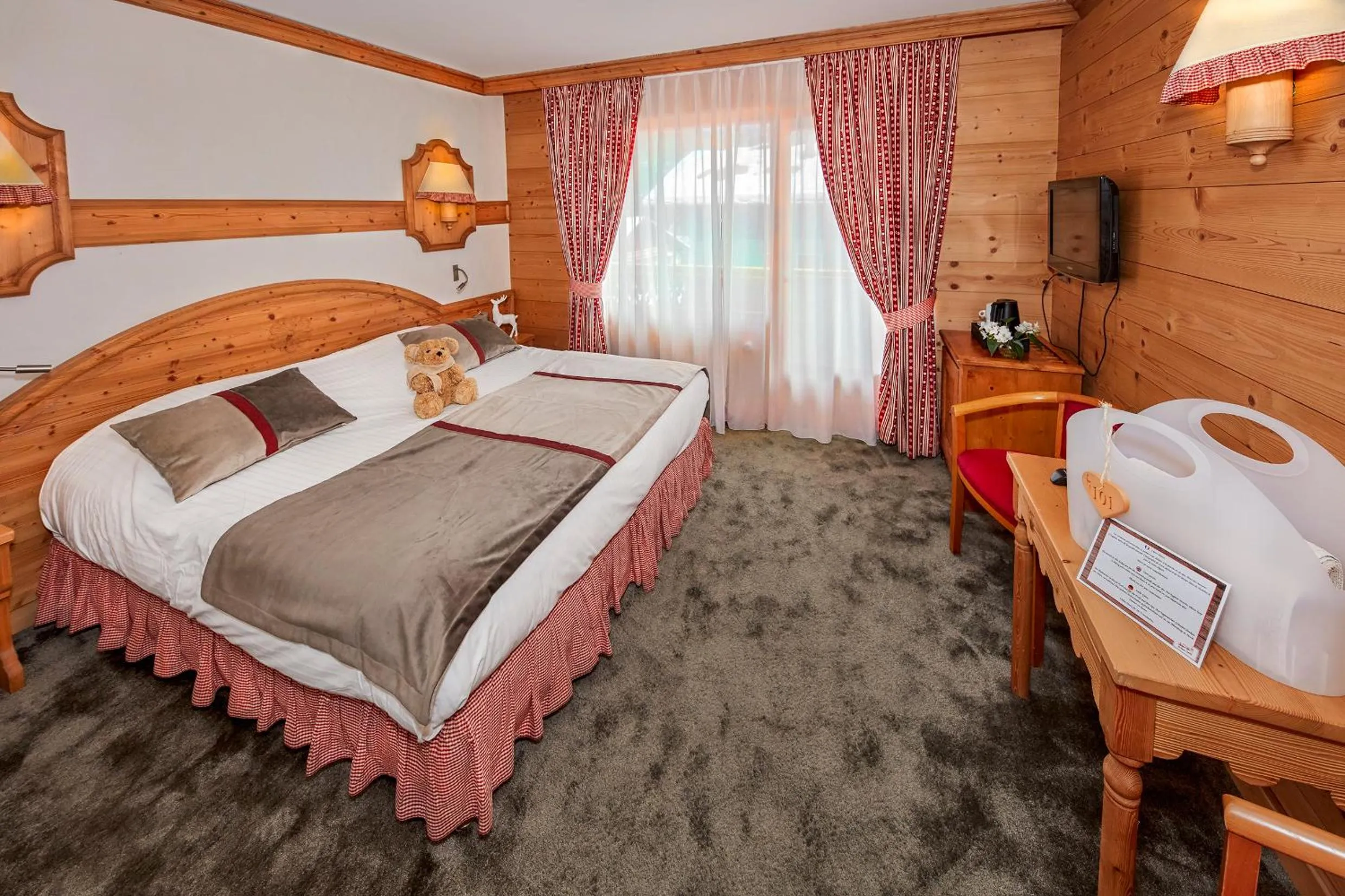 Bedroom, Bed in Chalet-Hôtel Neige et Roc, The Originals Relais