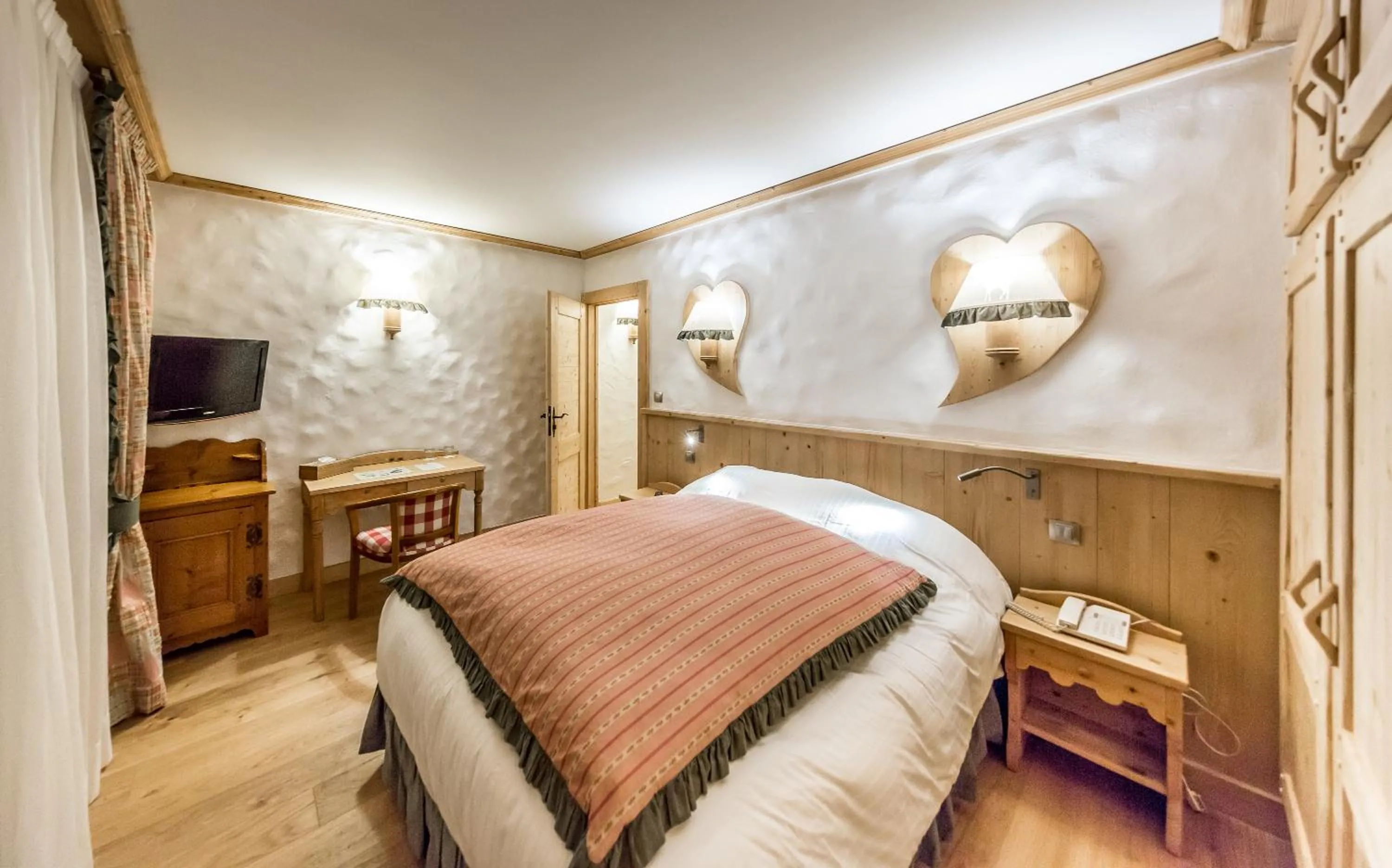 Bed in Chalet-Hôtel Neige et Roc, The Originals Relais