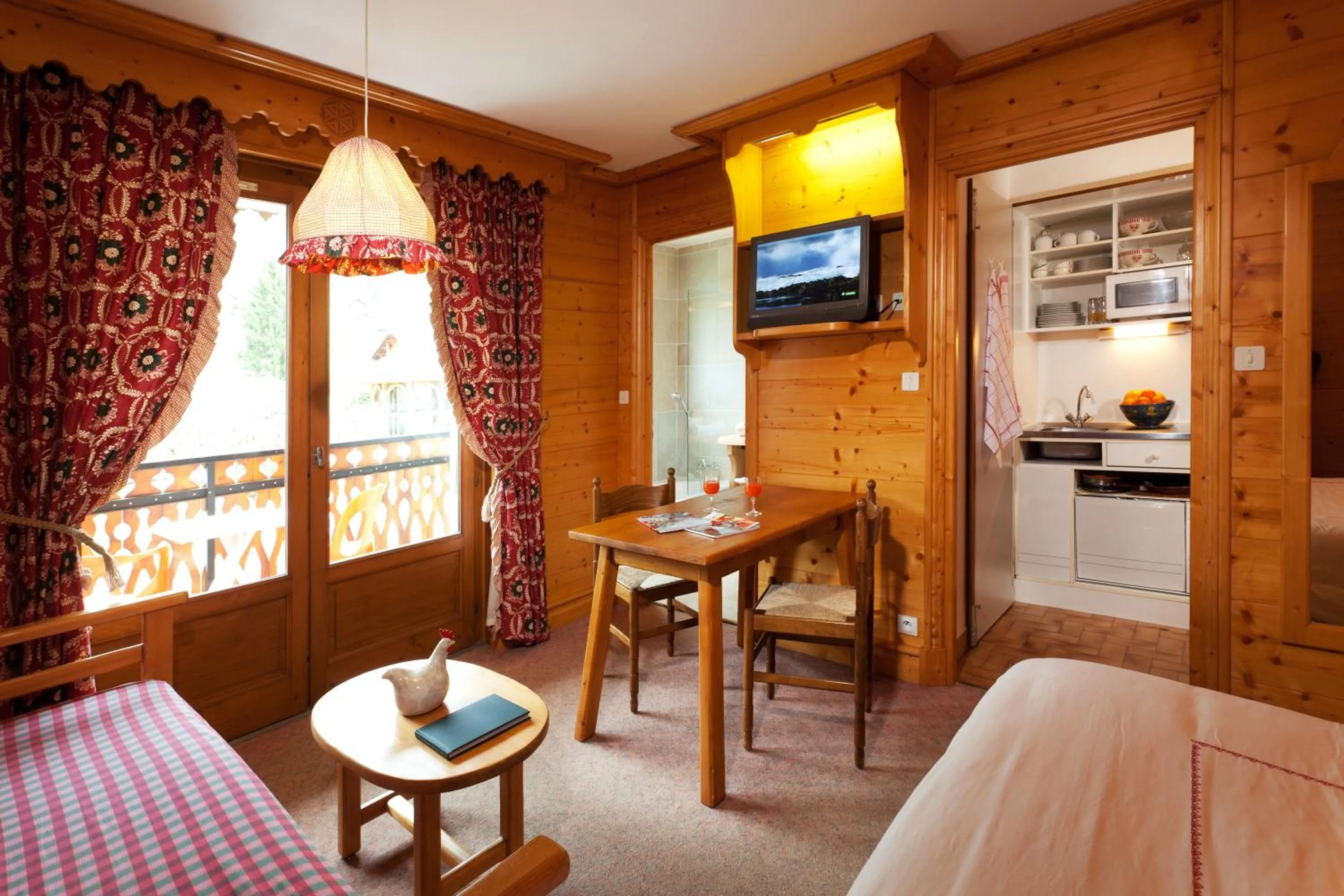 Kitchen or kitchenette, Bed in Chalet-Hôtel Neige et Roc, The Originals Relais