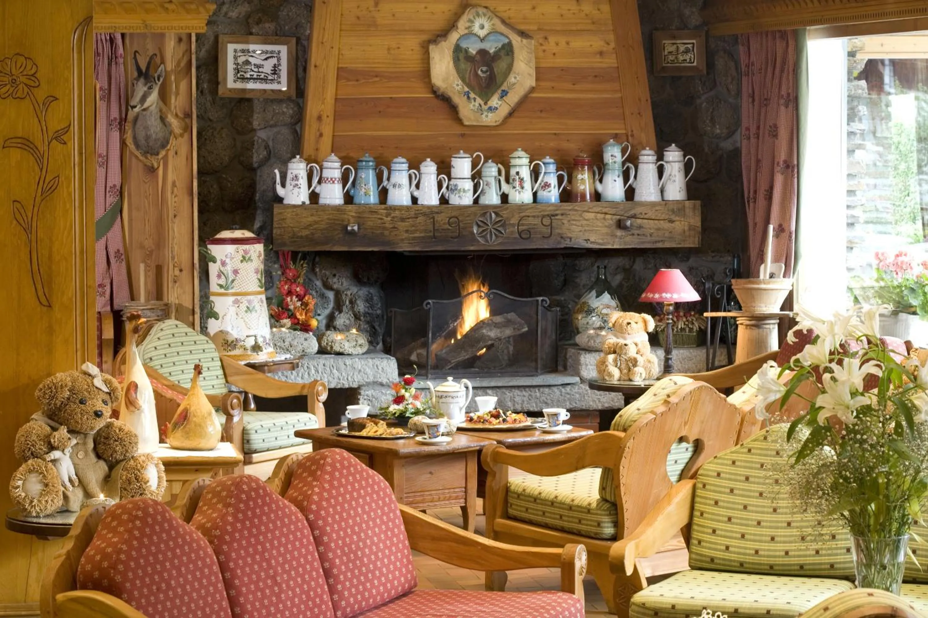 Lounge or bar in Chalet-Hôtel Neige et Roc, The Originals Relais