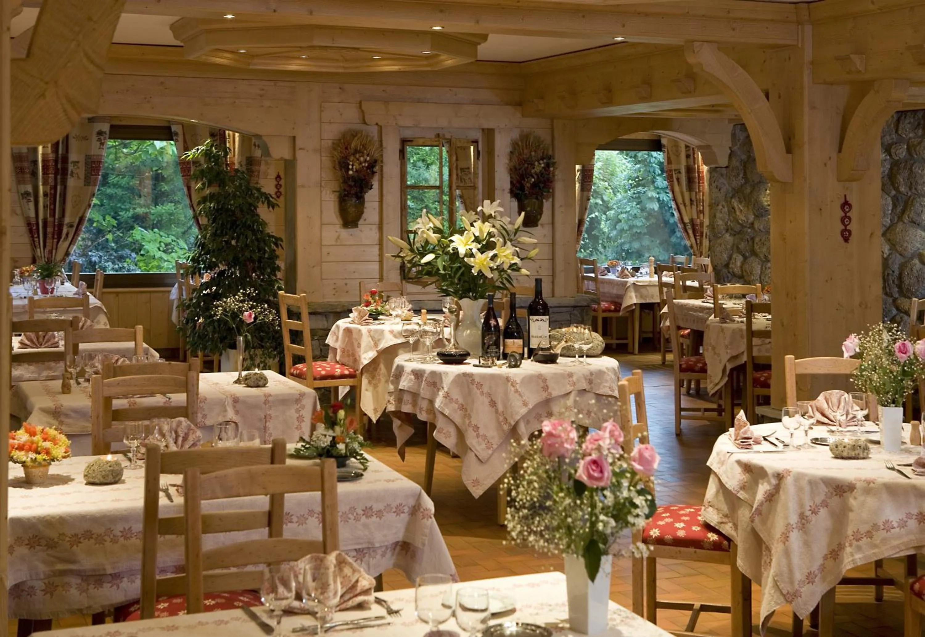 Restaurant/places to eat in Chalet-Hôtel Neige et Roc, The Originals Relais