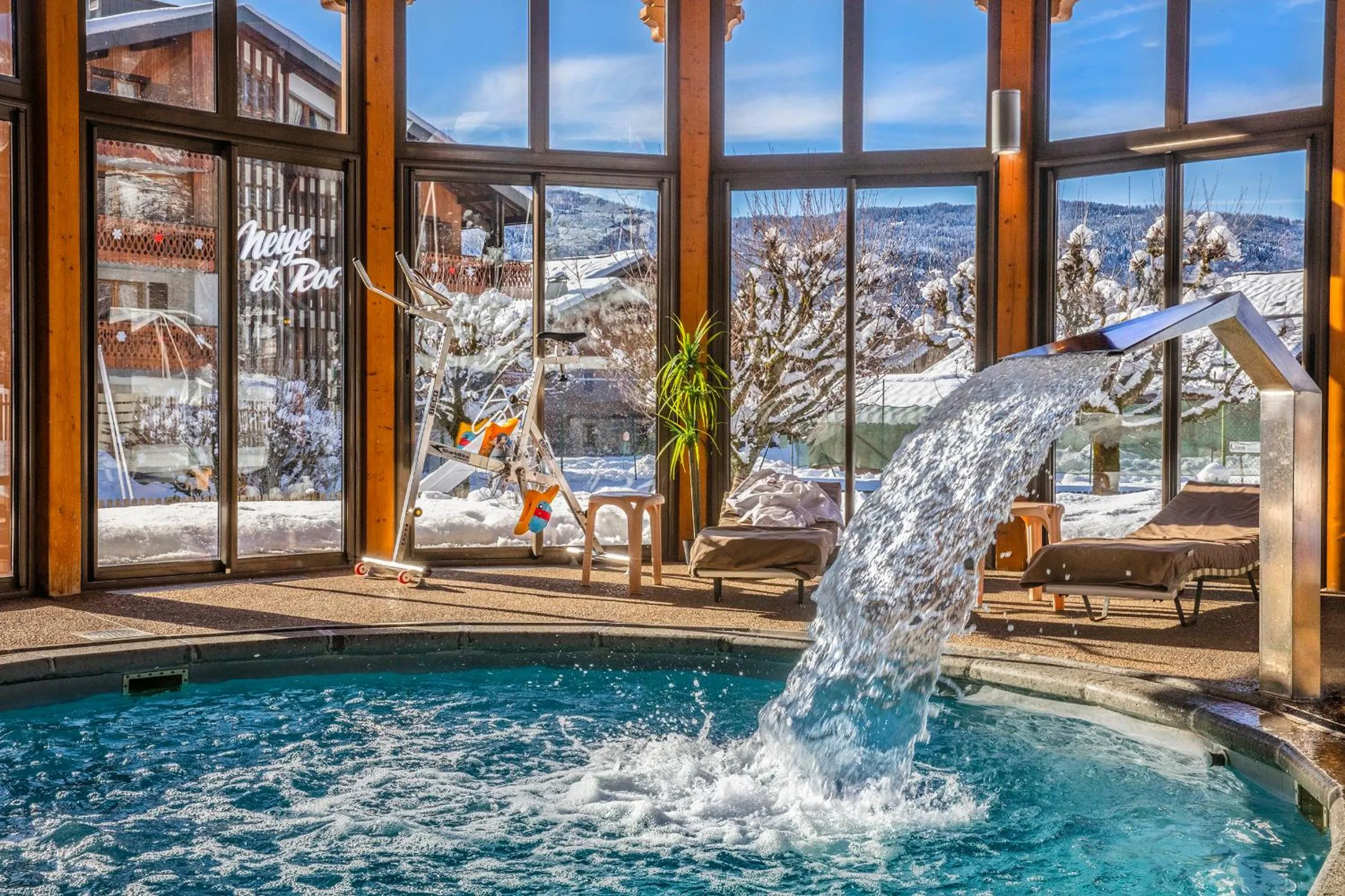 Swimming pool in Chalet-Hôtel Neige et Roc, The Originals Relais
