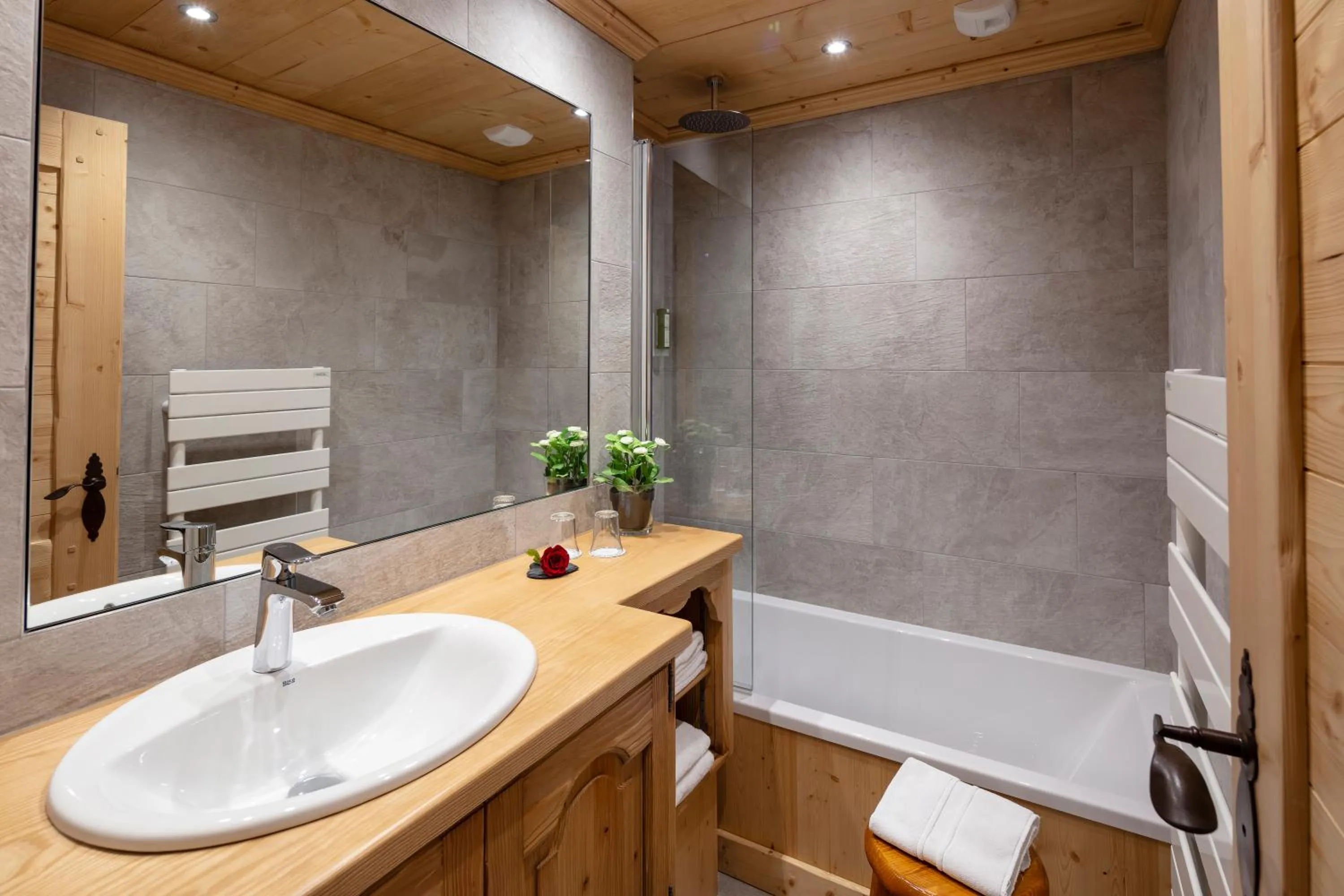 Bathroom in Chalet-Hôtel Neige et Roc, The Originals Relais