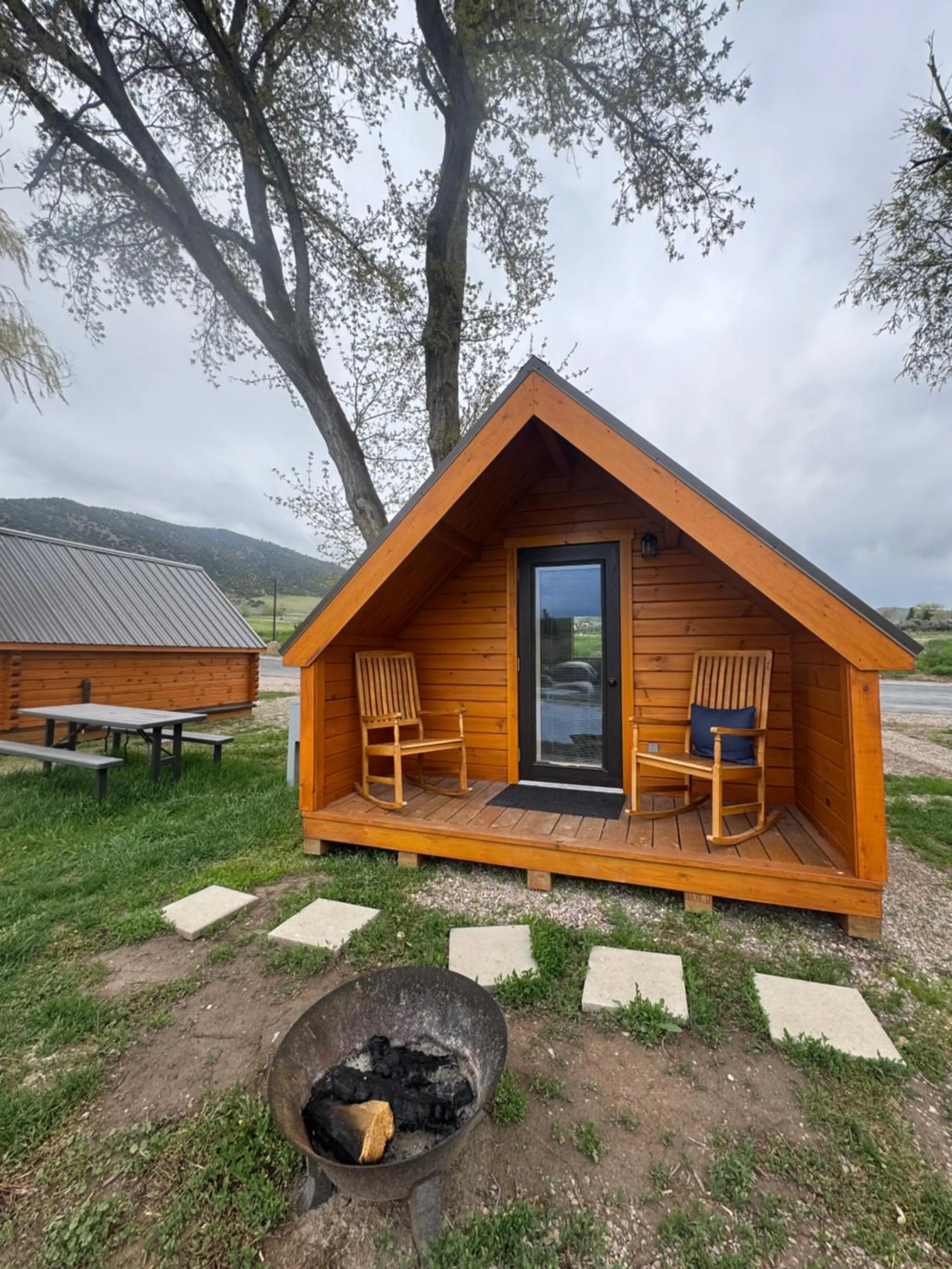 Lost Trail Resort - Riverside Rooms - Near Hot Pools