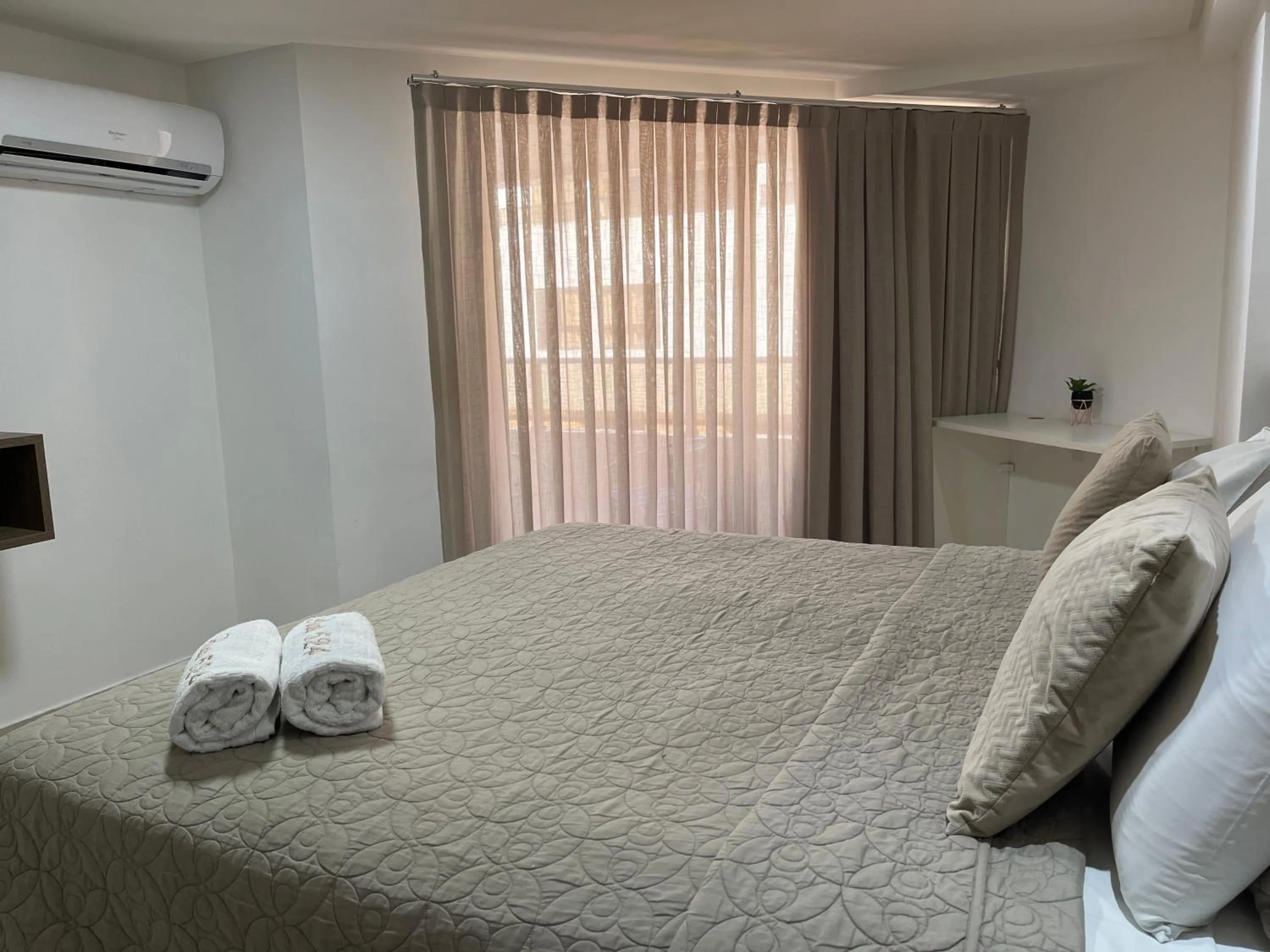 Bed in Gold Flat Cabo Branco