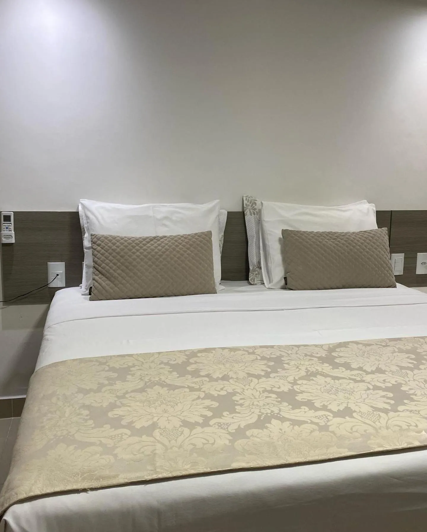 Bed in Gold Flat Cabo Branco