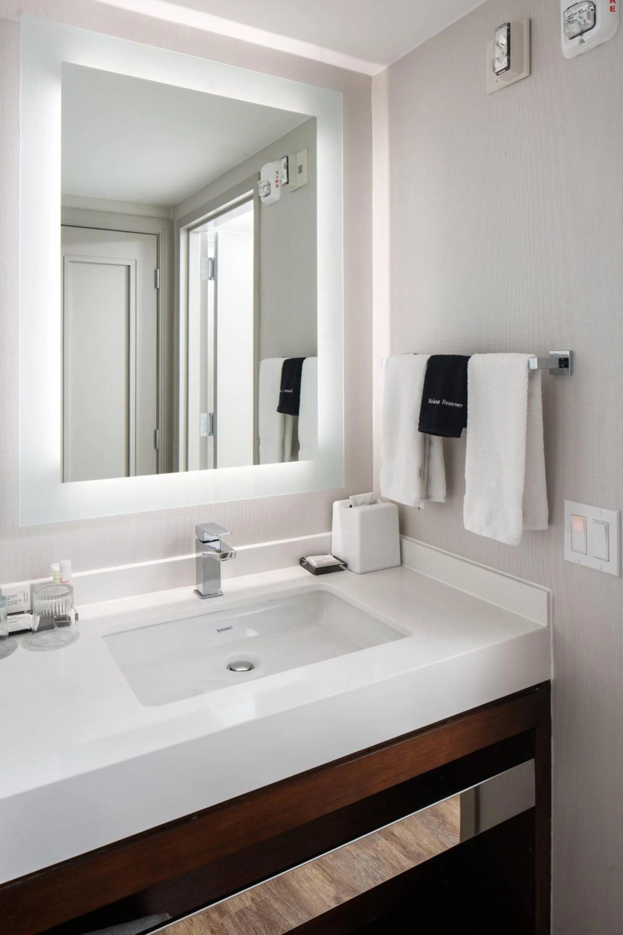 Bathroom, Bed in Palm Beach Gardens Marriott