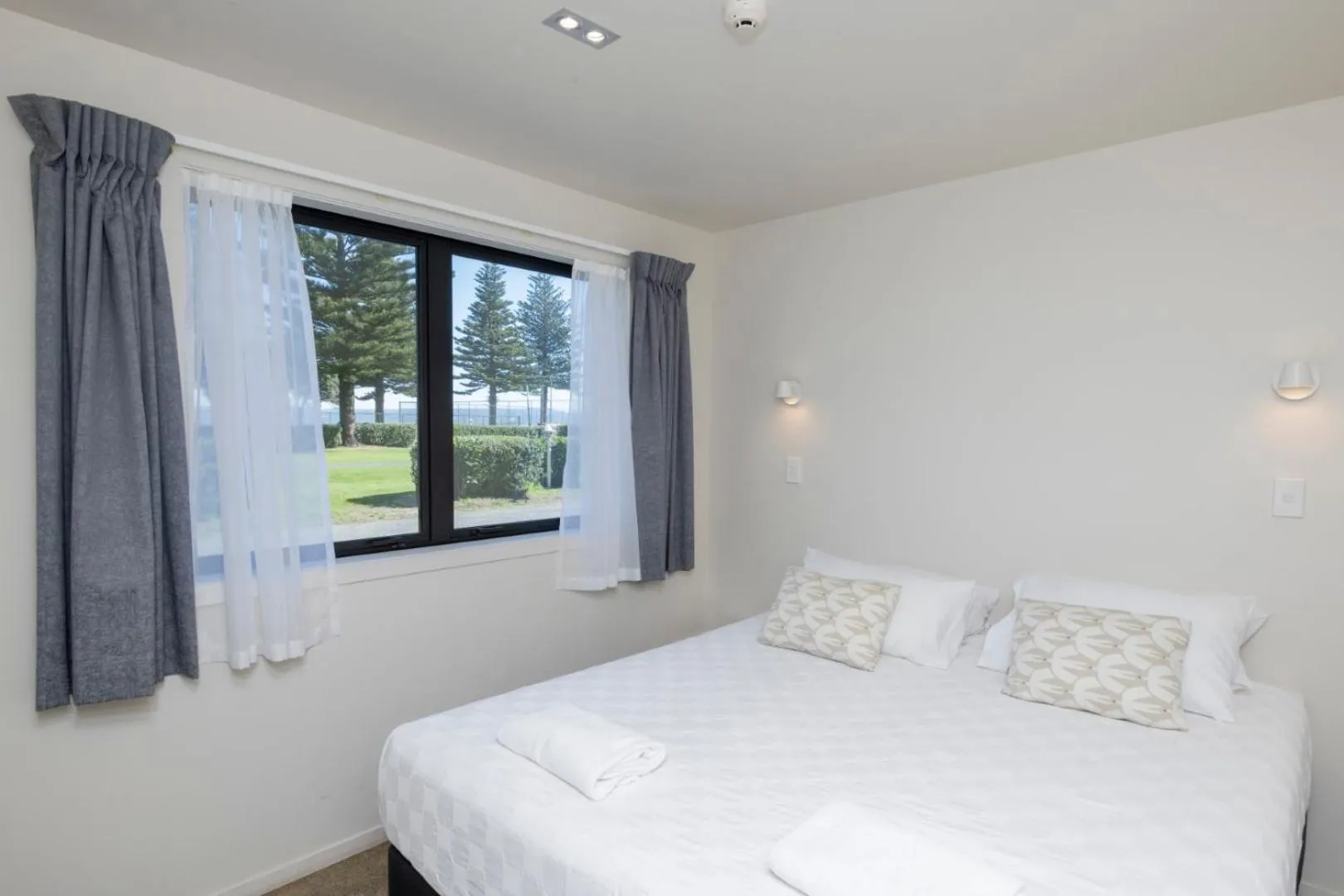 Bedroom, Bed in Waikanae Beach Ocean View Apartments