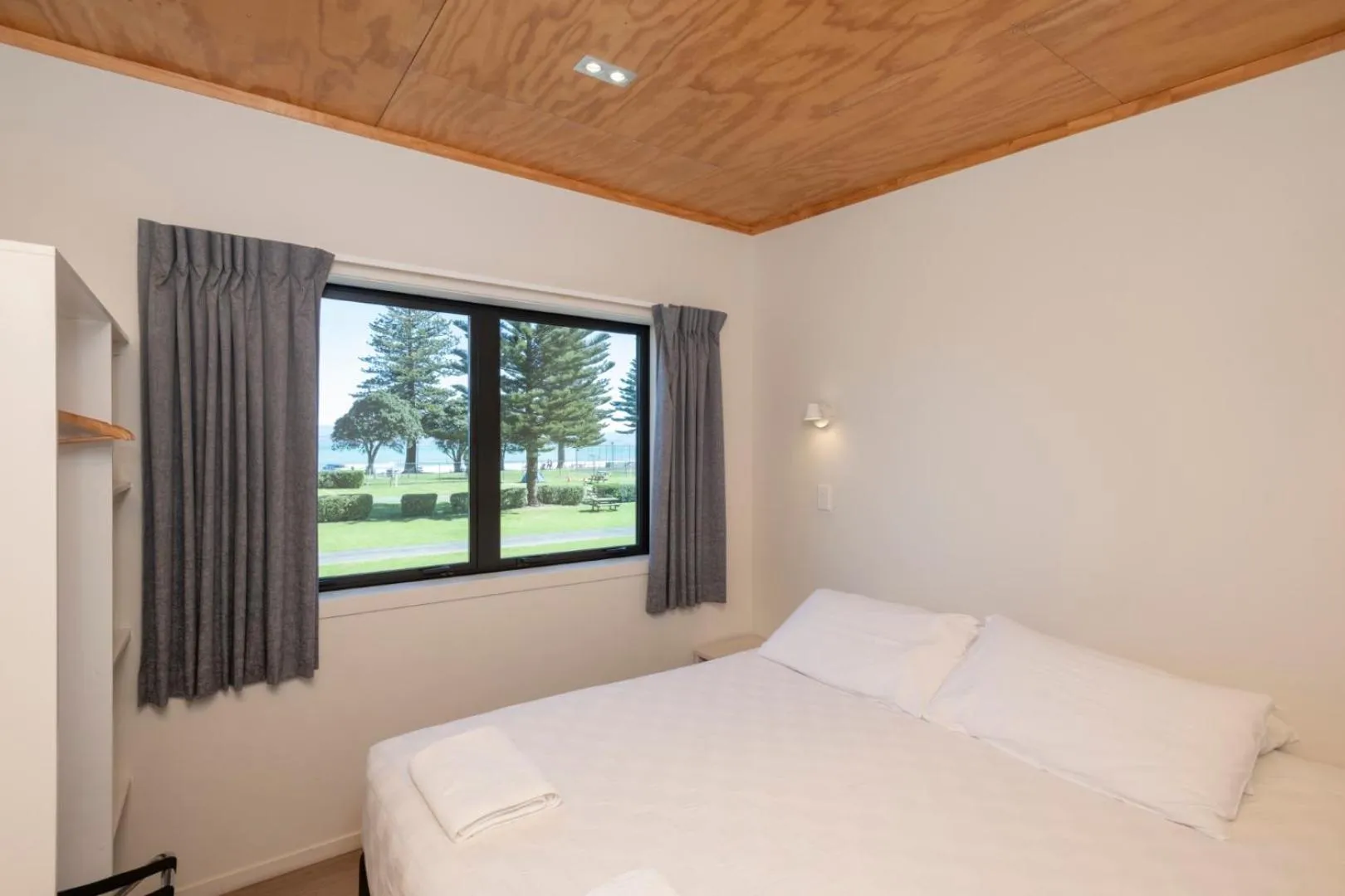 Bedroom, Bed in Waikanae Beach Ocean View Apartments