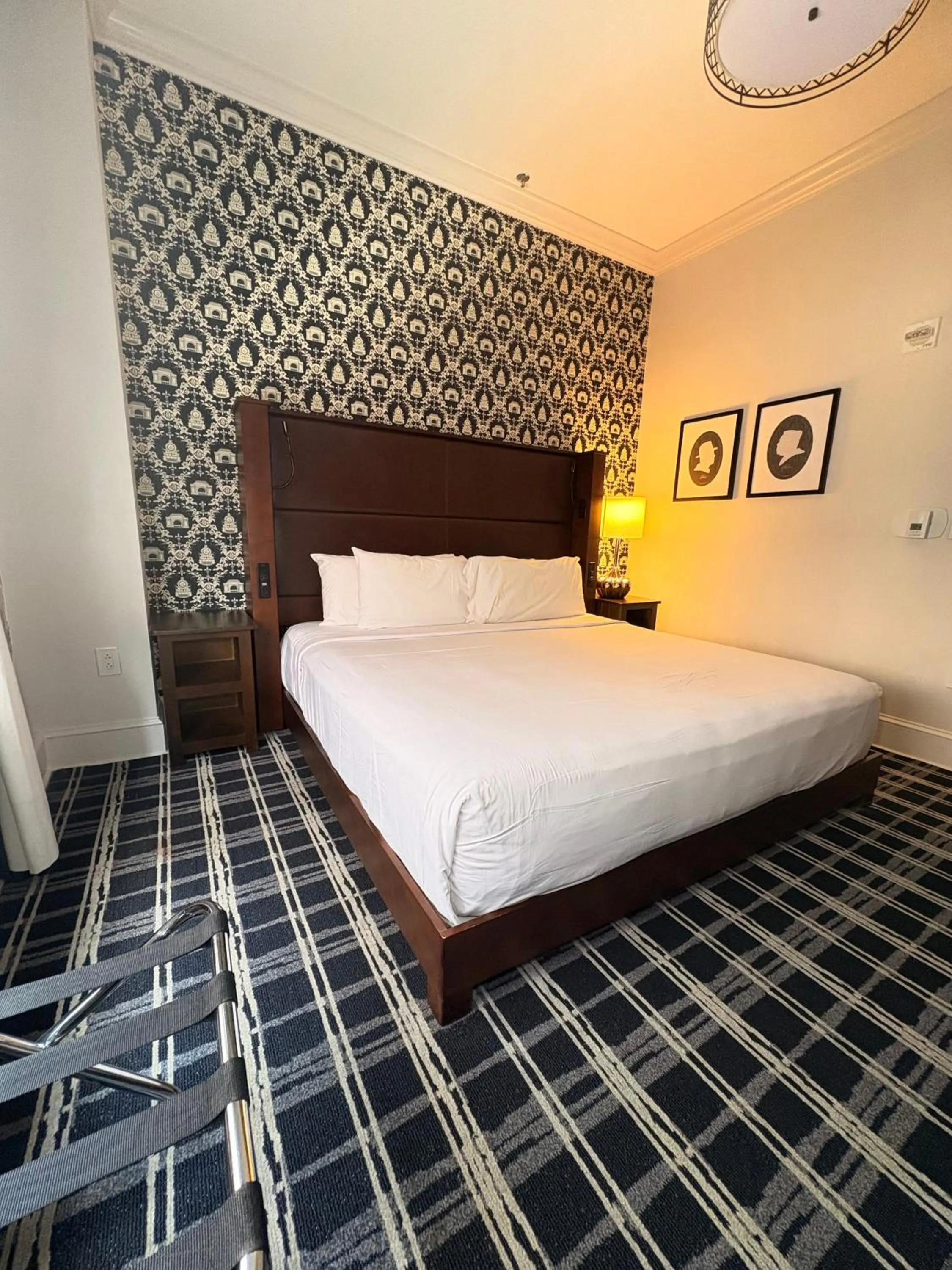 acessibility, Bed in Q&C Hotel and Bar New Orleans, Autograph Collection