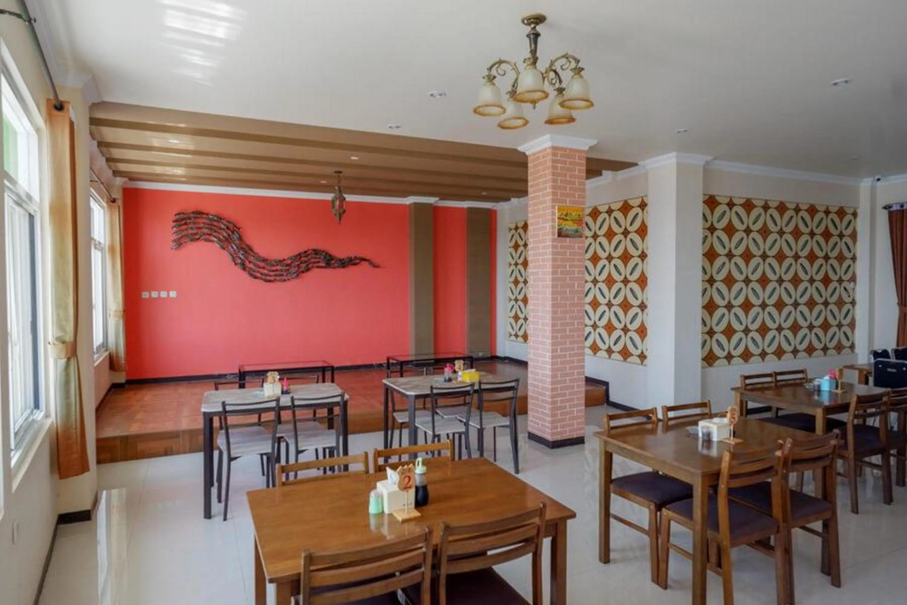 Restaurant/places to eat in RedDoorz Plus Syariah @ Hotel Boulevard Luwuk