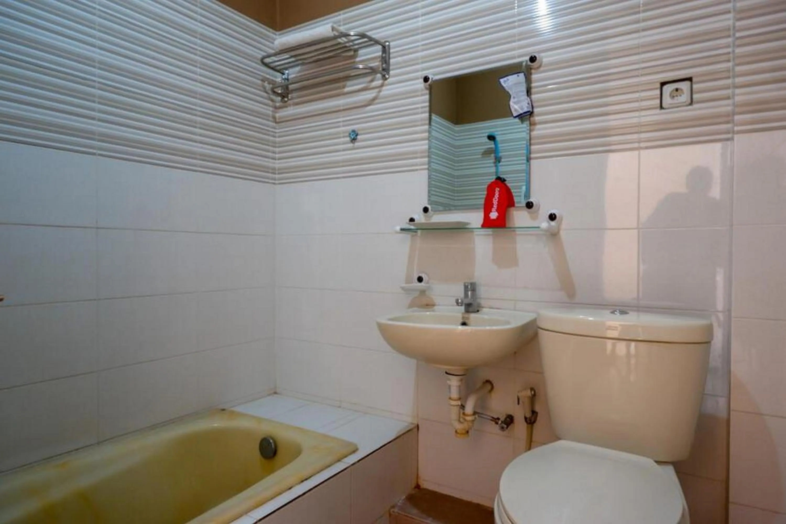 Bathroom in RedDoorz Plus Syariah @ Hotel Boulevard Luwuk