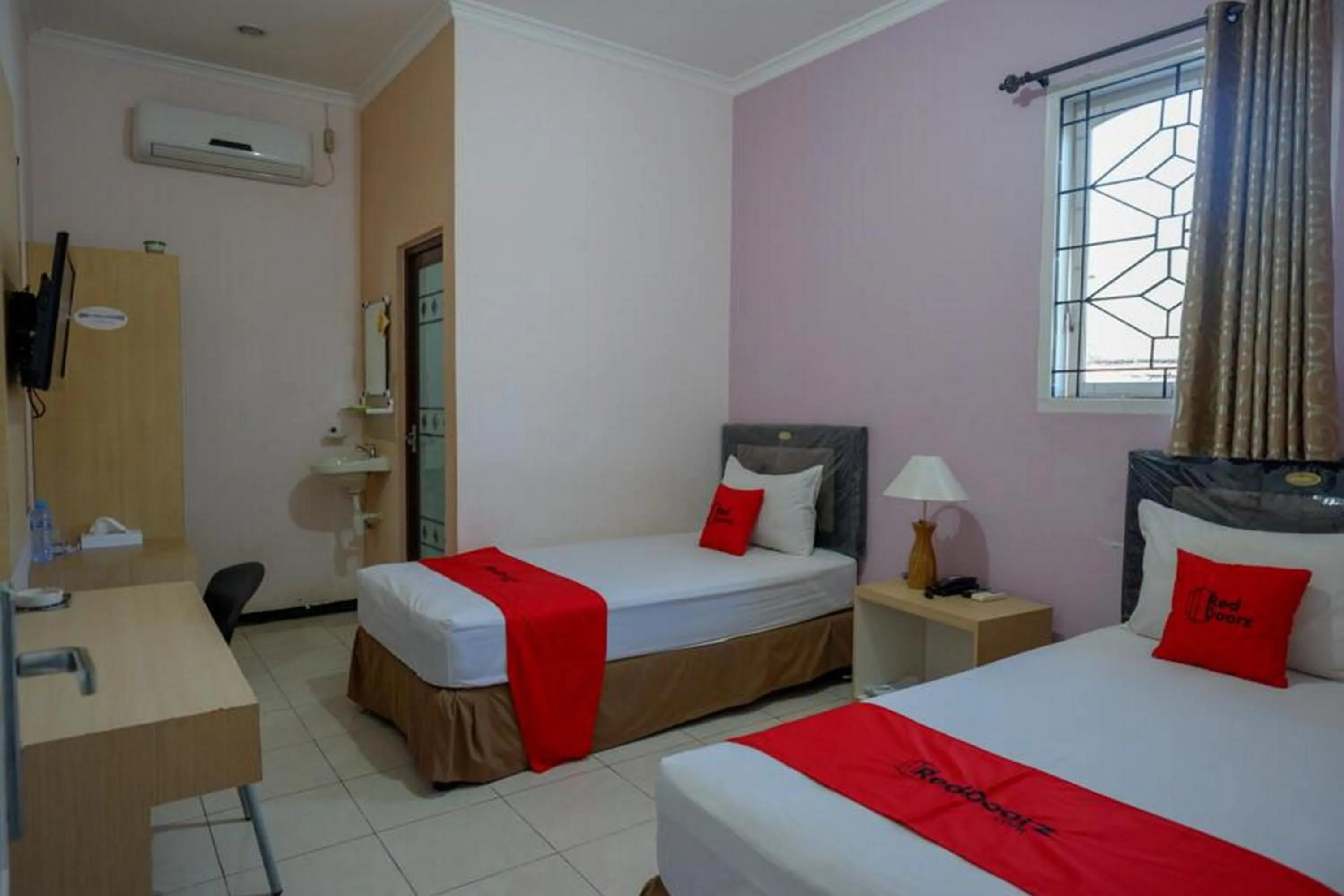 Bedroom in RedDoorz Plus Syariah @ Hotel Boulevard Luwuk