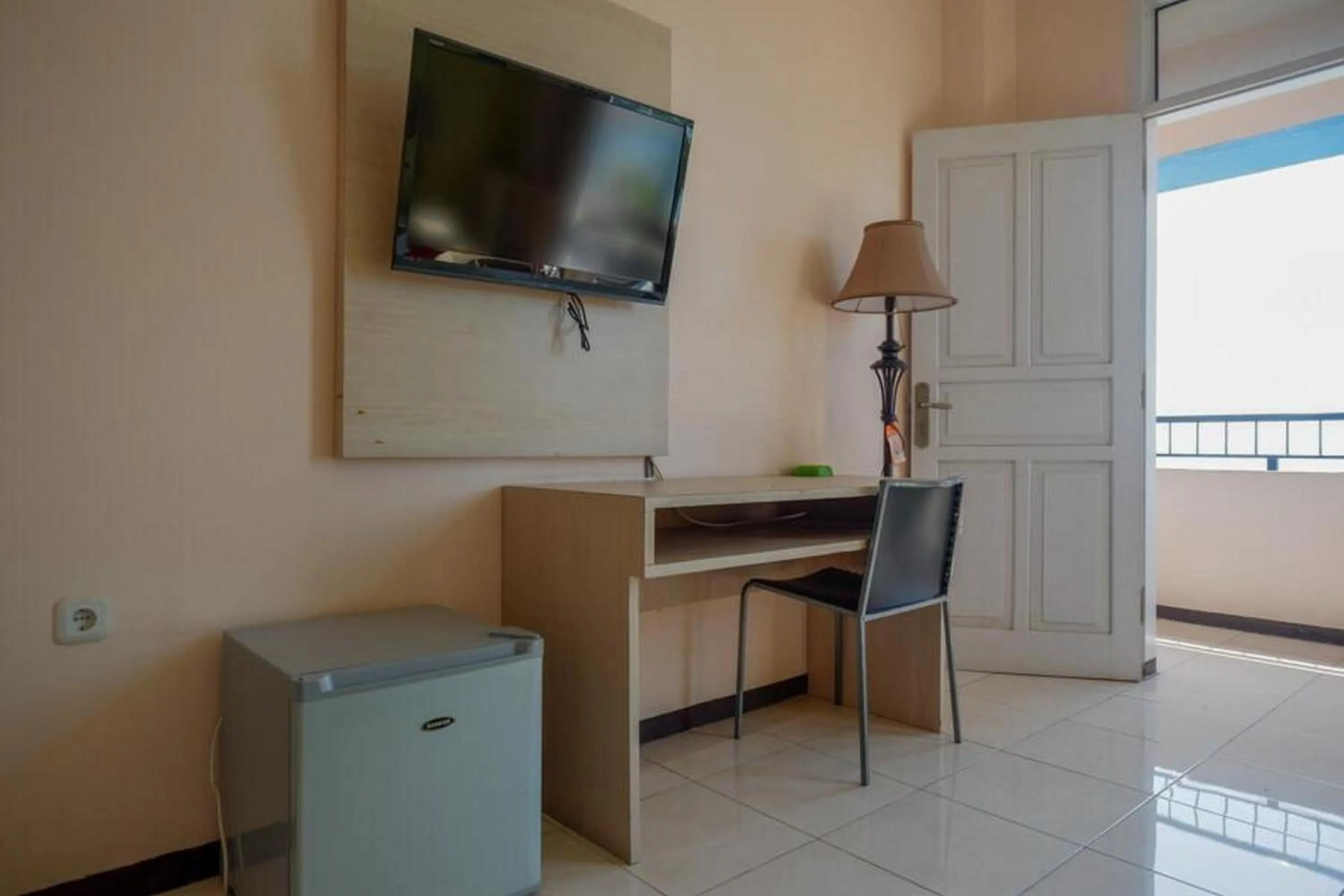 TV and multimedia in RedDoorz Plus Syariah @ Hotel Boulevard Luwuk