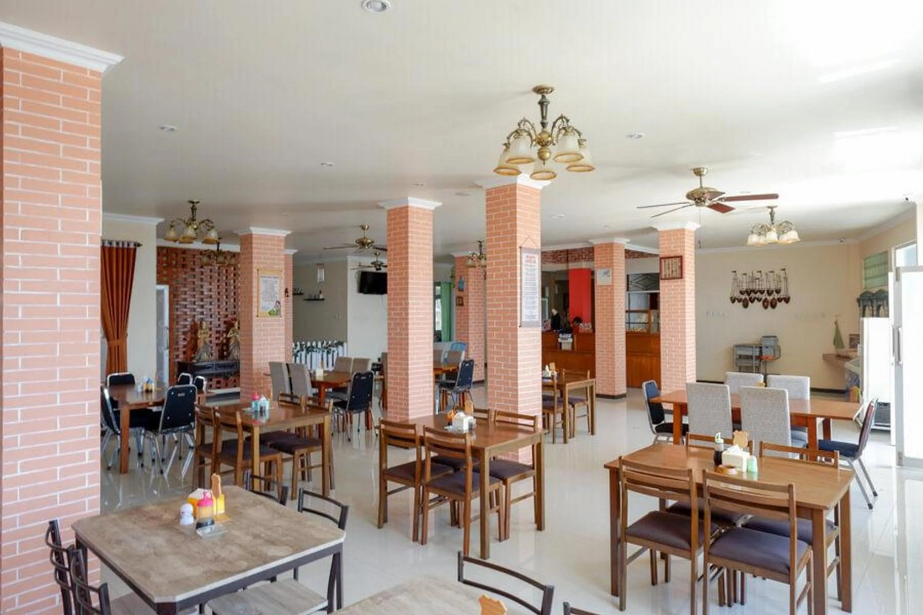 Restaurant/places to eat in RedDoorz Plus Syariah @ Hotel Boulevard Luwuk