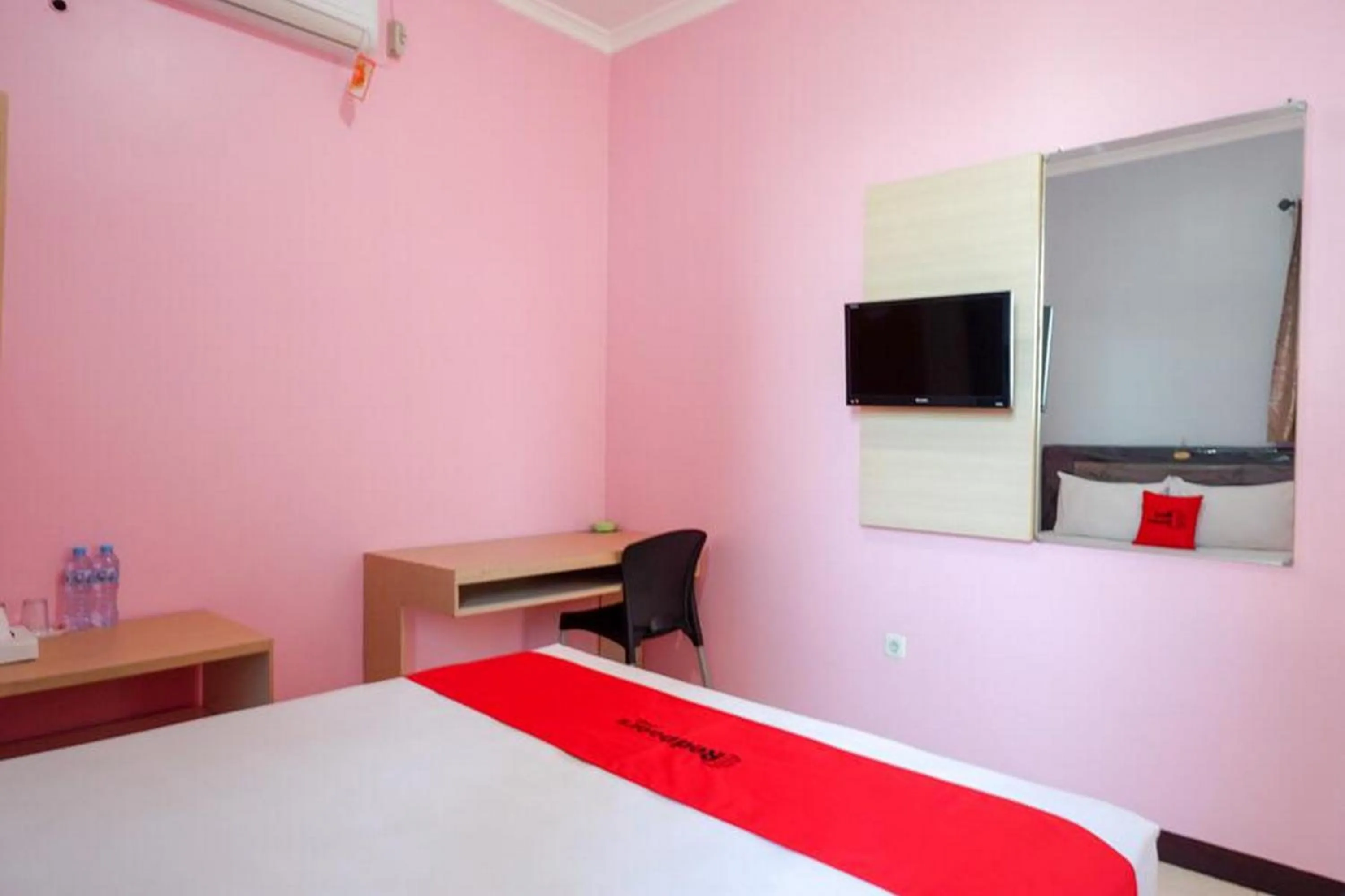 Bedroom in RedDoorz Plus Syariah @ Hotel Boulevard Luwuk