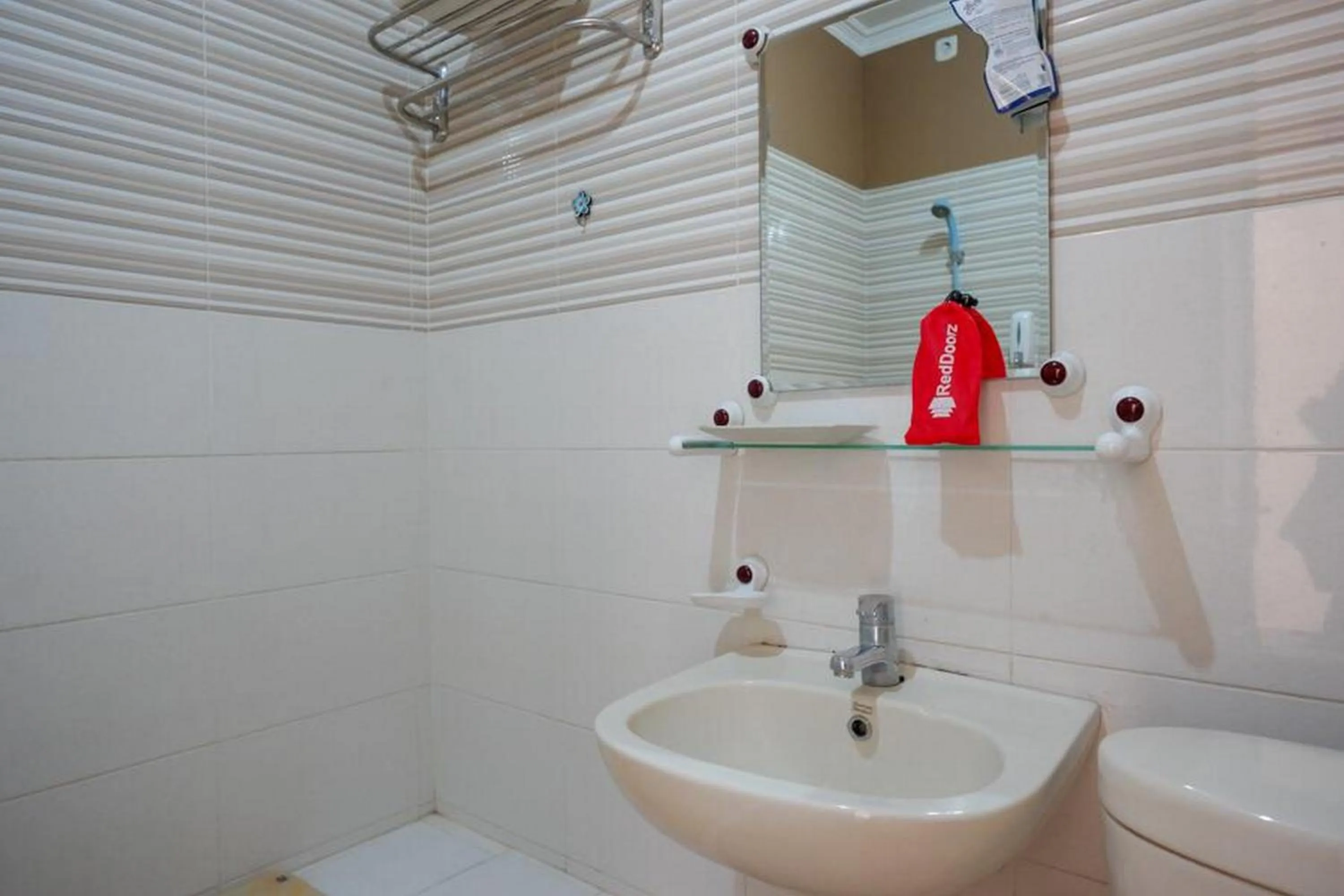 Bathroom in RedDoorz Plus Syariah @ Hotel Boulevard Luwuk