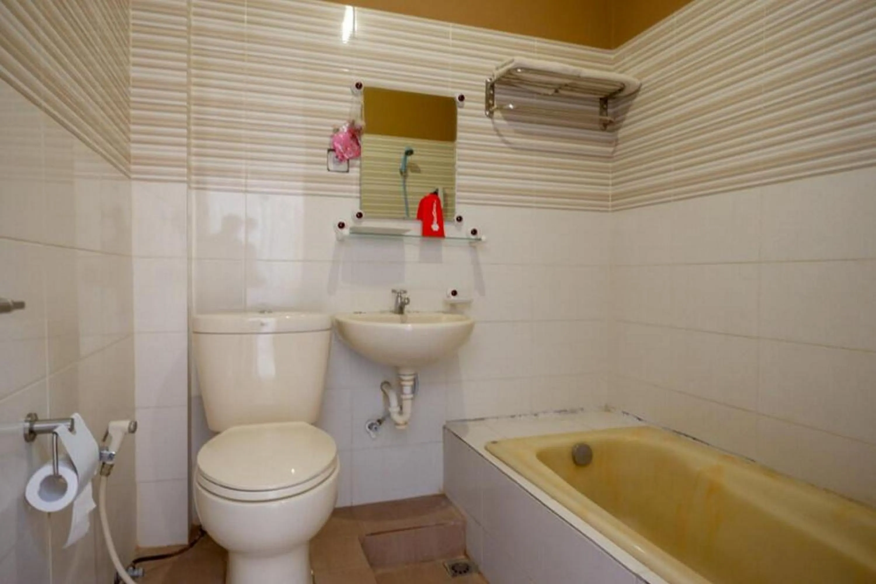 Bathroom in RedDoorz Plus Syariah @ Hotel Boulevard Luwuk