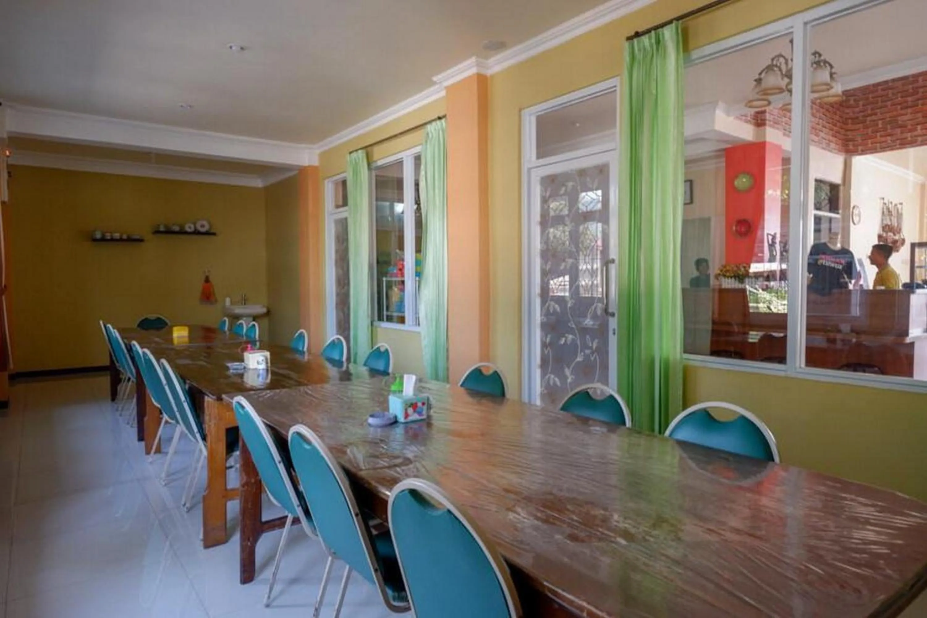 Seating area in RedDoorz Plus Syariah @ Hotel Boulevard Luwuk