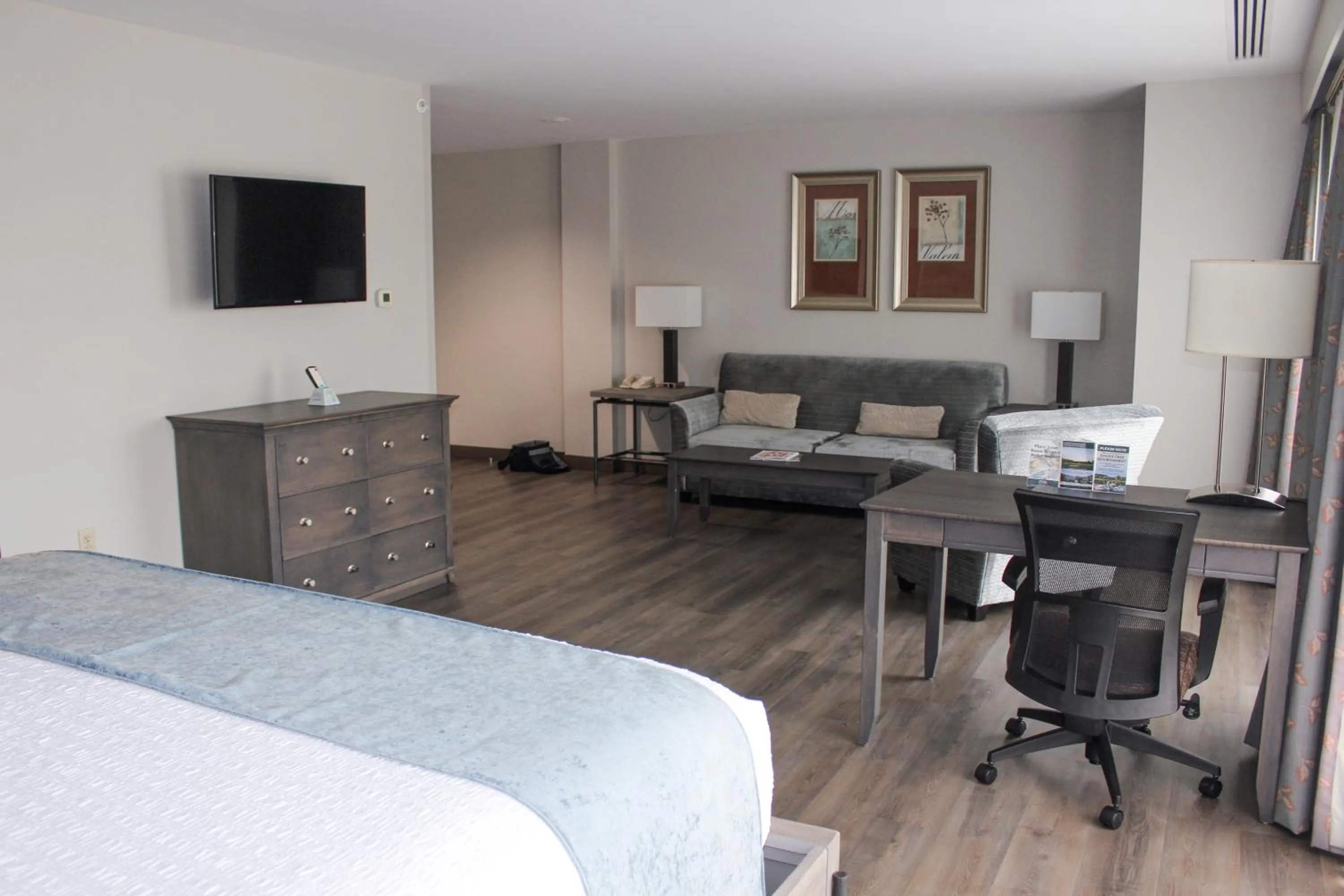 Bedroom, Bed in Turf Valley Resort