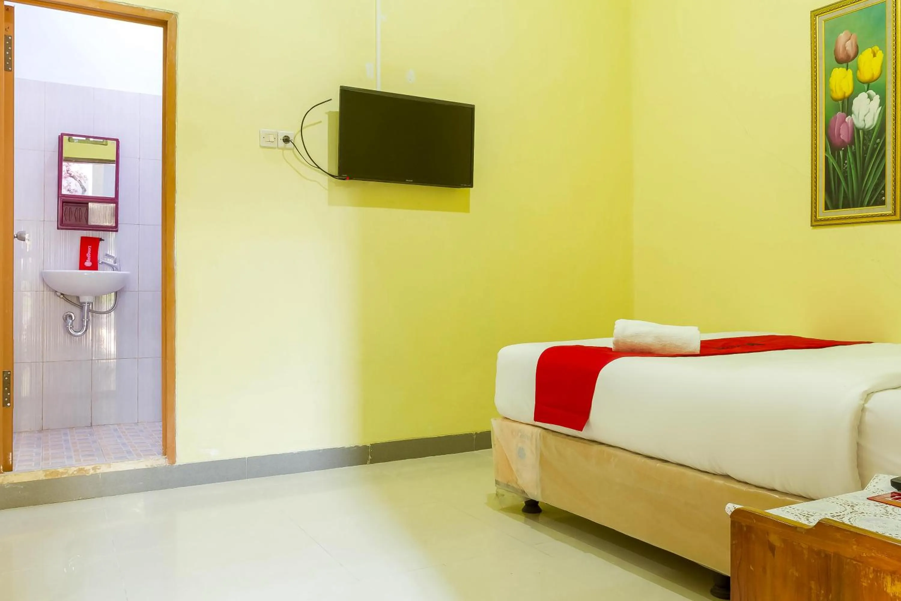 Bedroom, Bed in RedDoorz Syariah @ Puri Kalijaga Street