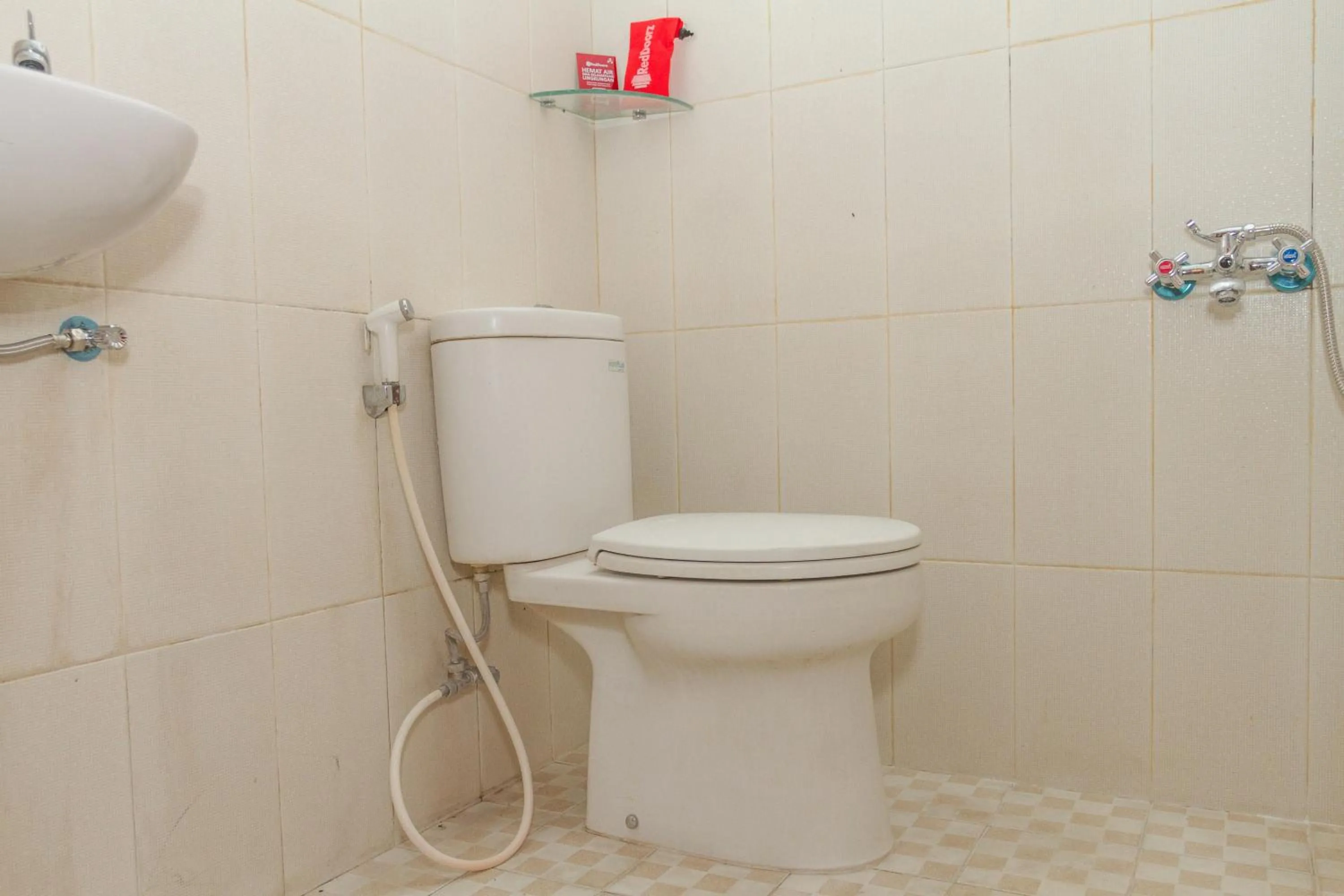 Bathroom in RedDoorz Syariah @ Puri Kalijaga Street