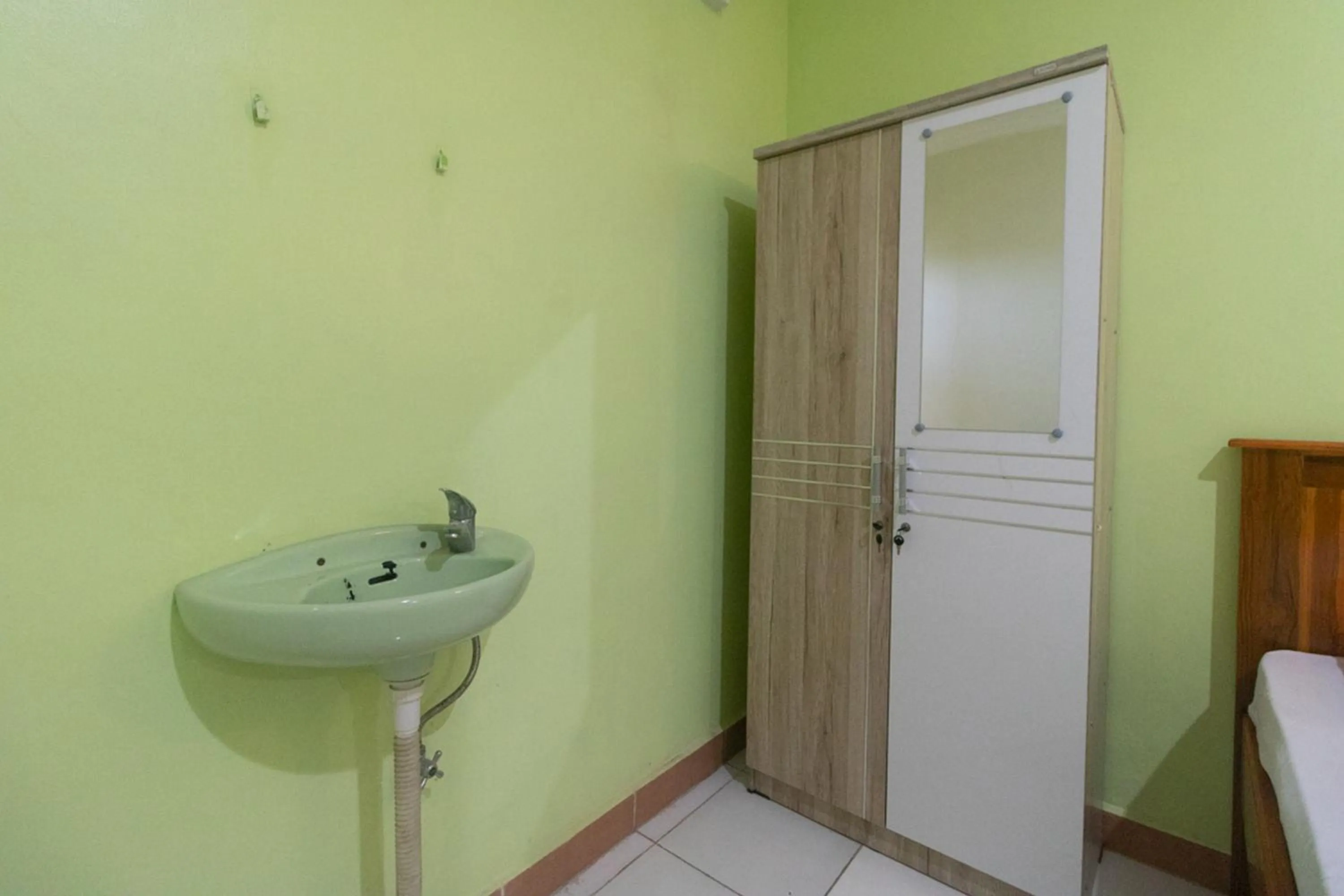 Bathroom in RedDoorz @ Frans Seda Kupang