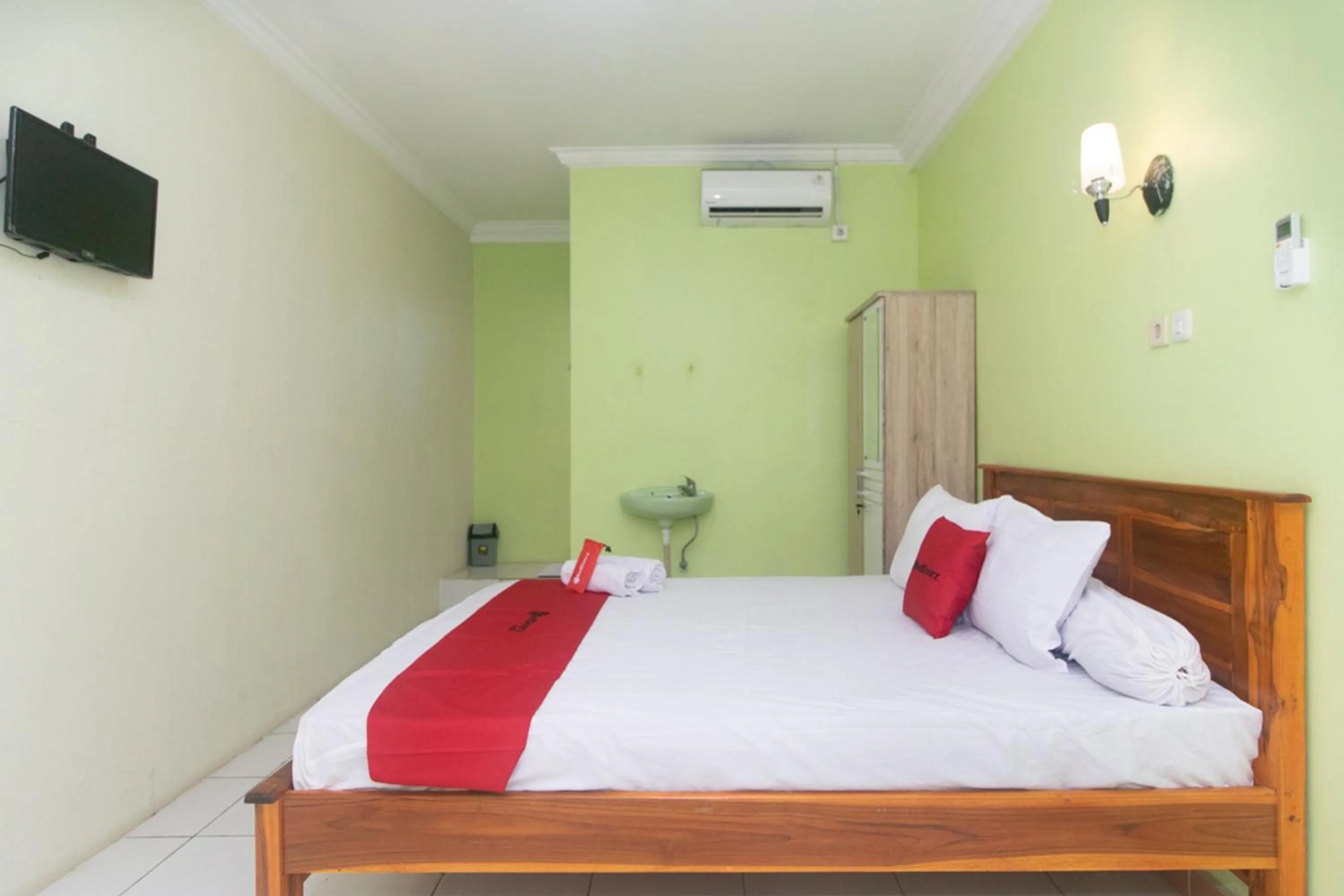 Bed in RedDoorz @ Frans Seda Kupang