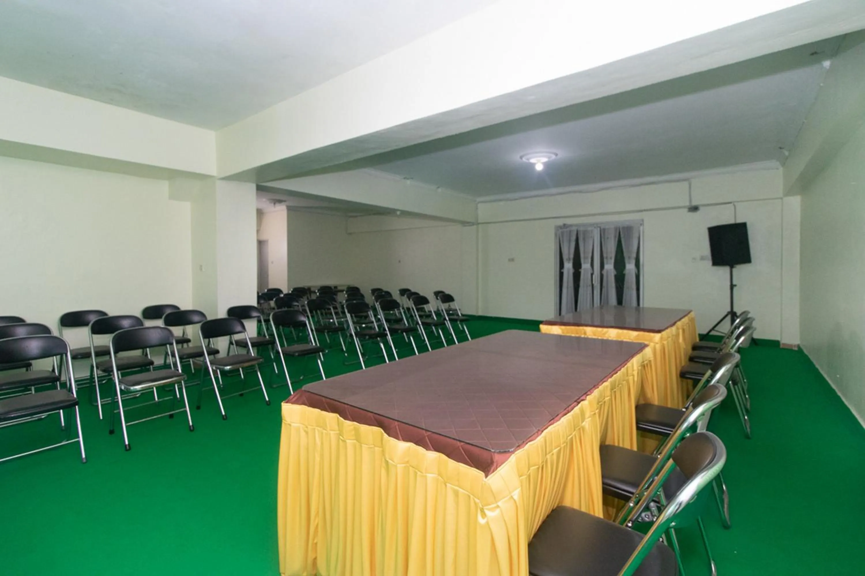 Meeting/conference room in RedDoorz @ Frans Seda Kupang