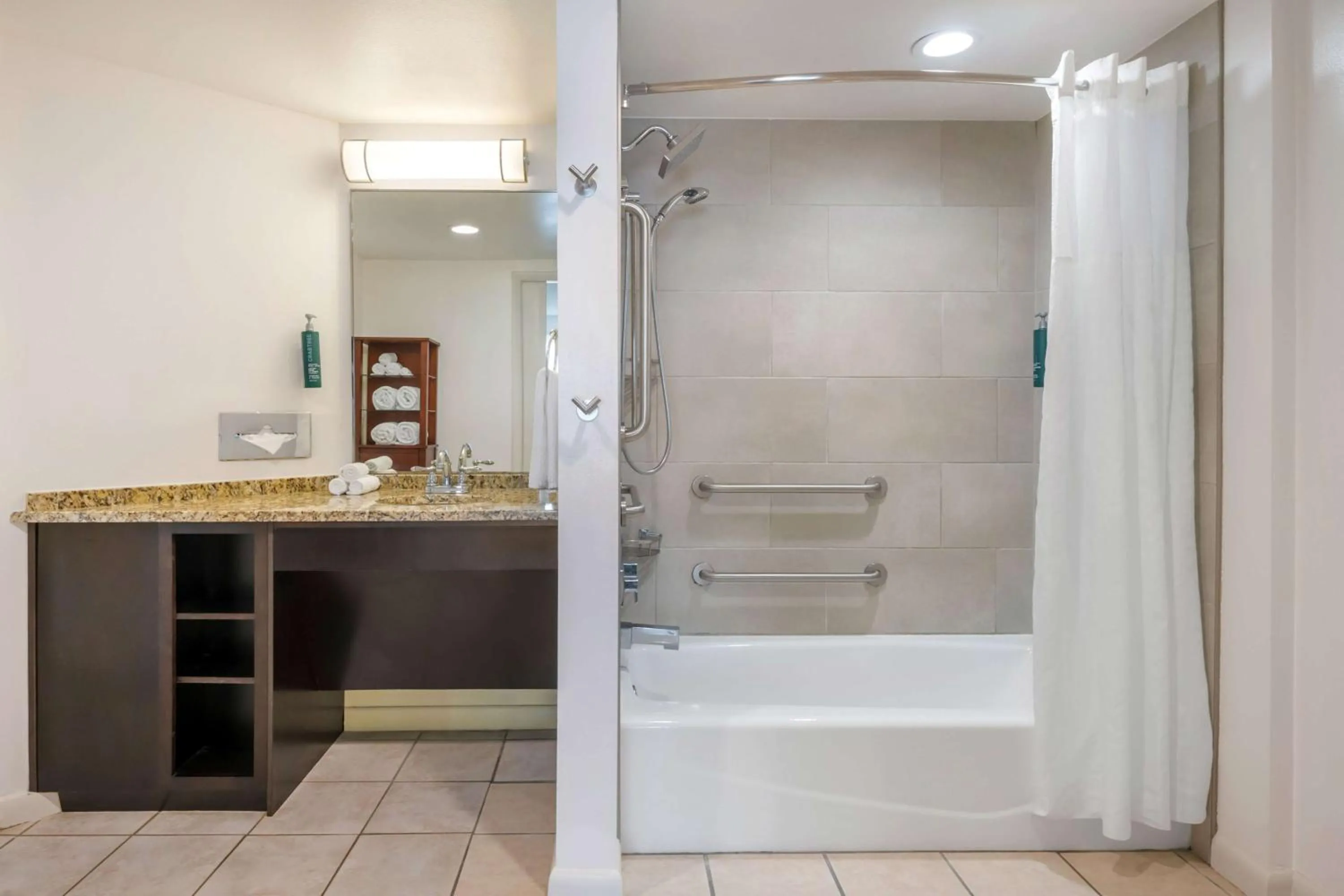 Shower in Hilton Vacation Club Daytona Beach Regency