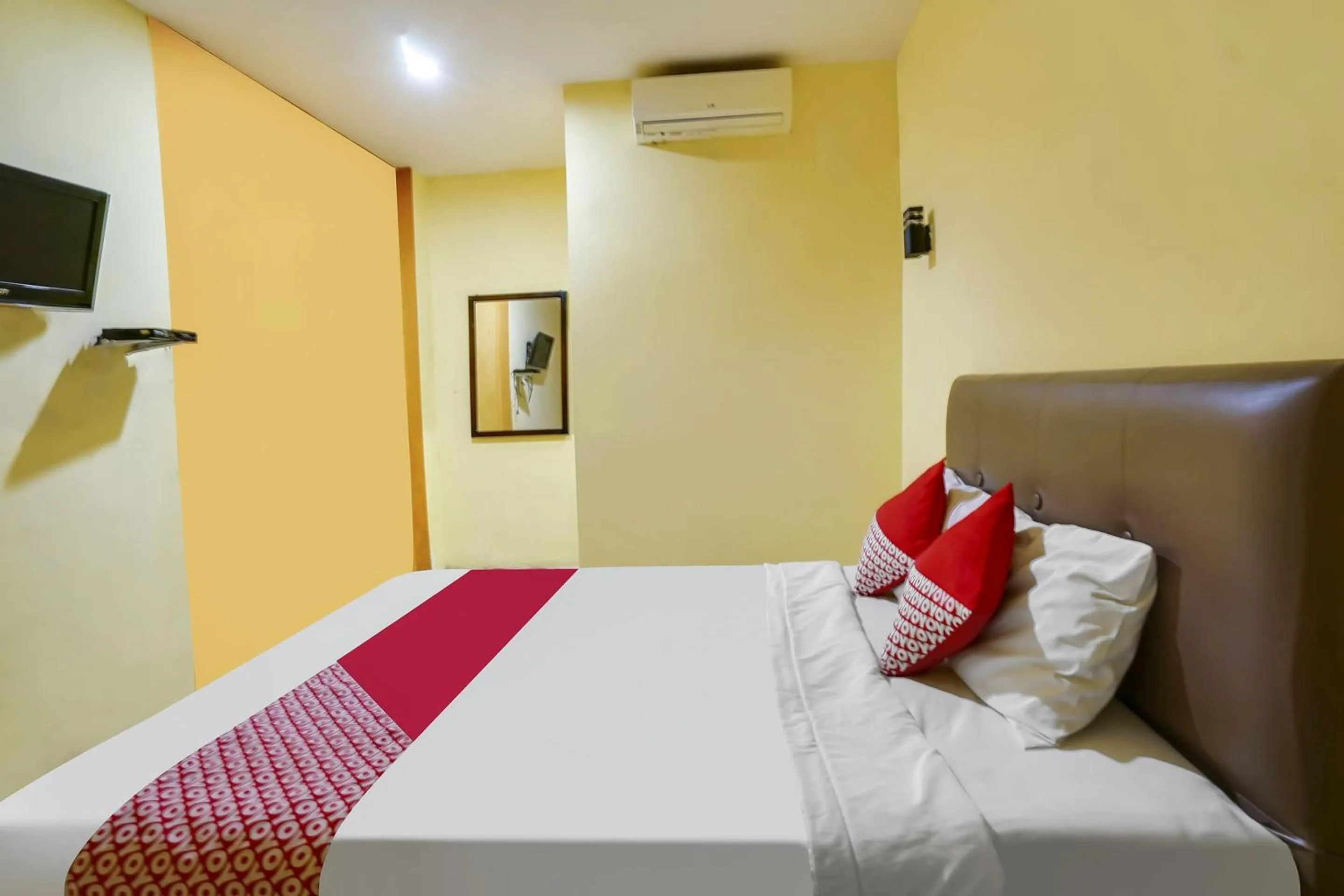 Bedroom, Bed in OYO Life 91027 Note Hotel Syariah
