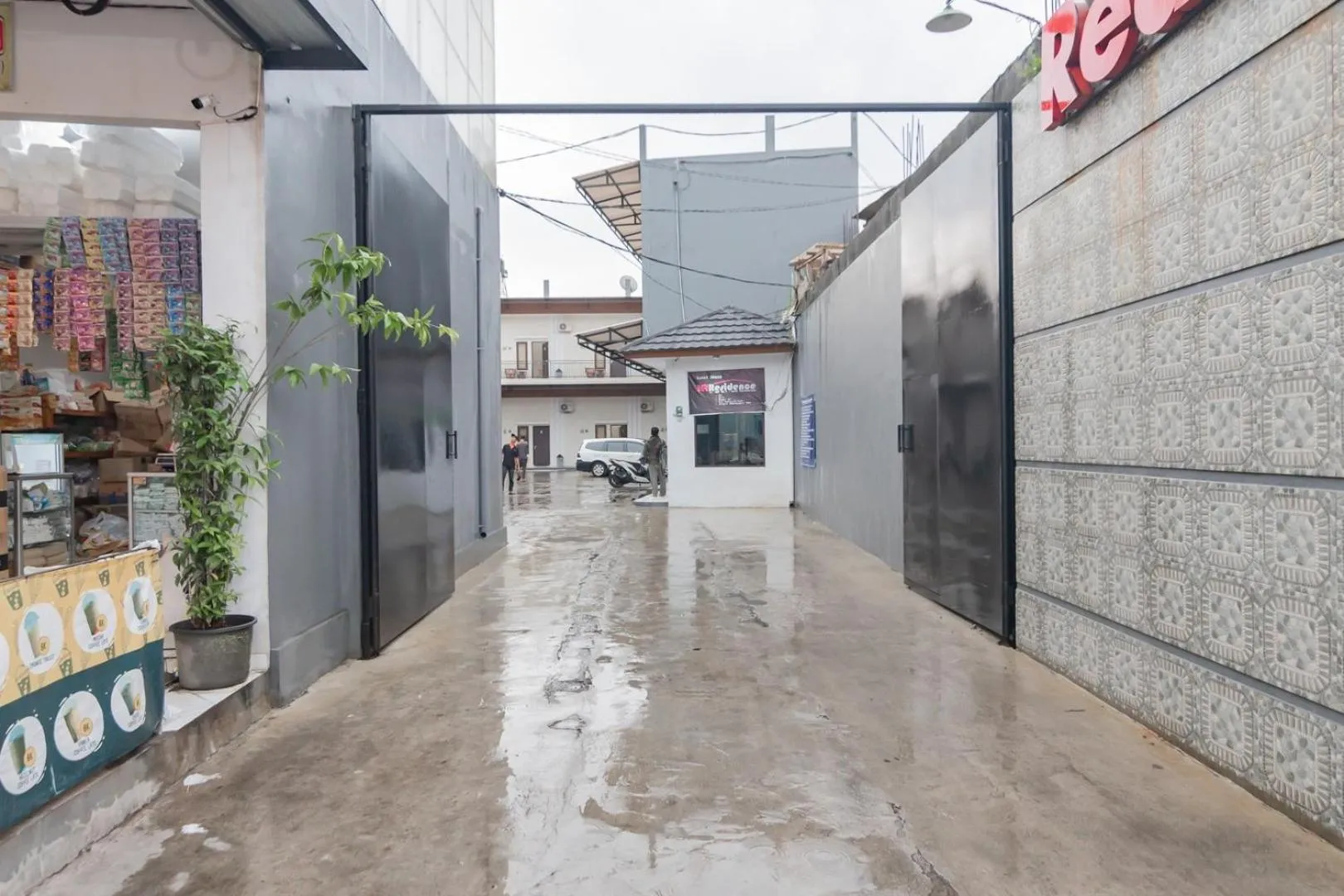 Facade/entrance in RedDoorz near Universitas Siliwangi Tasikmalaya