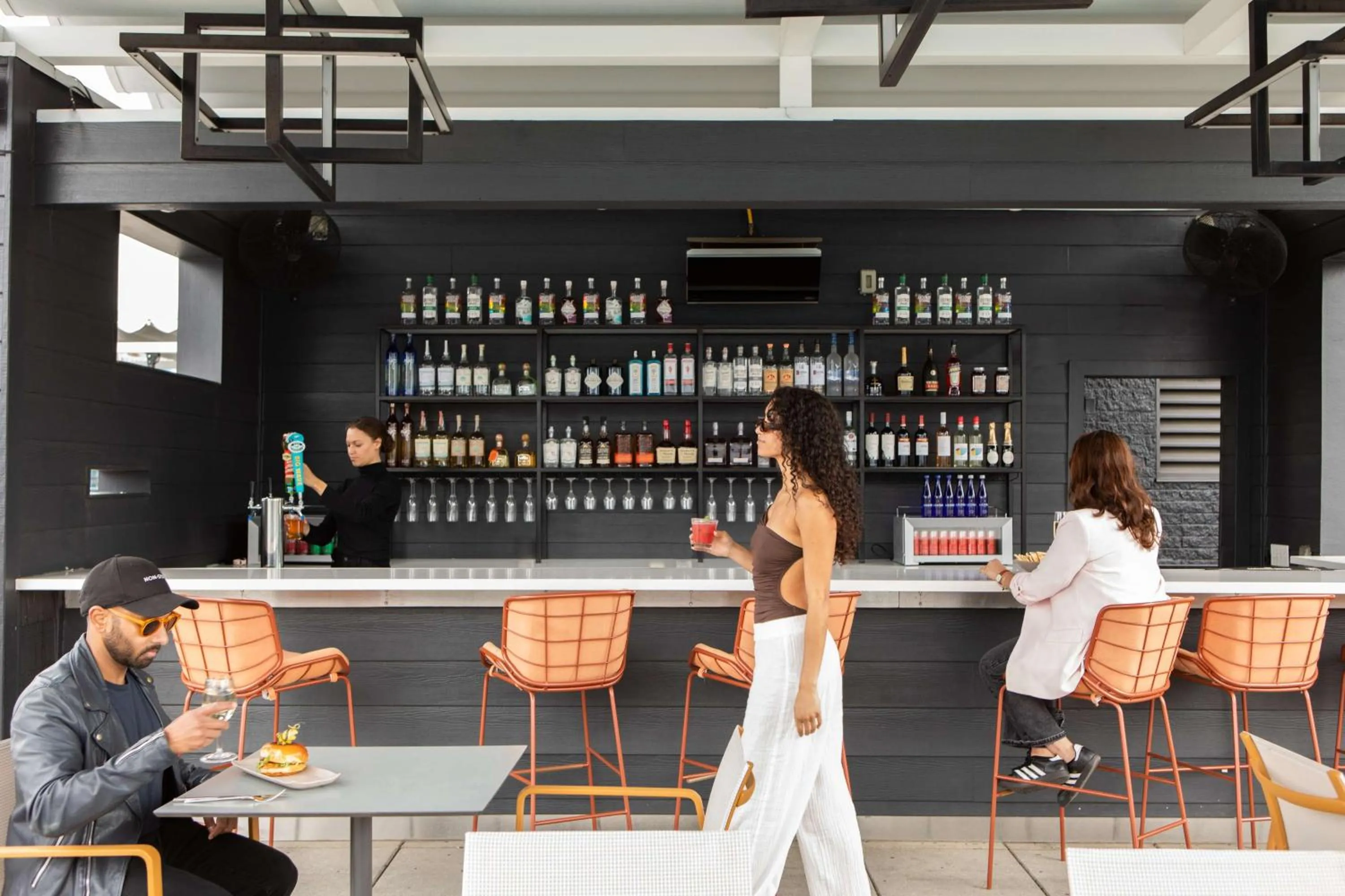 Lounge or bar in YOTEL Washington DC